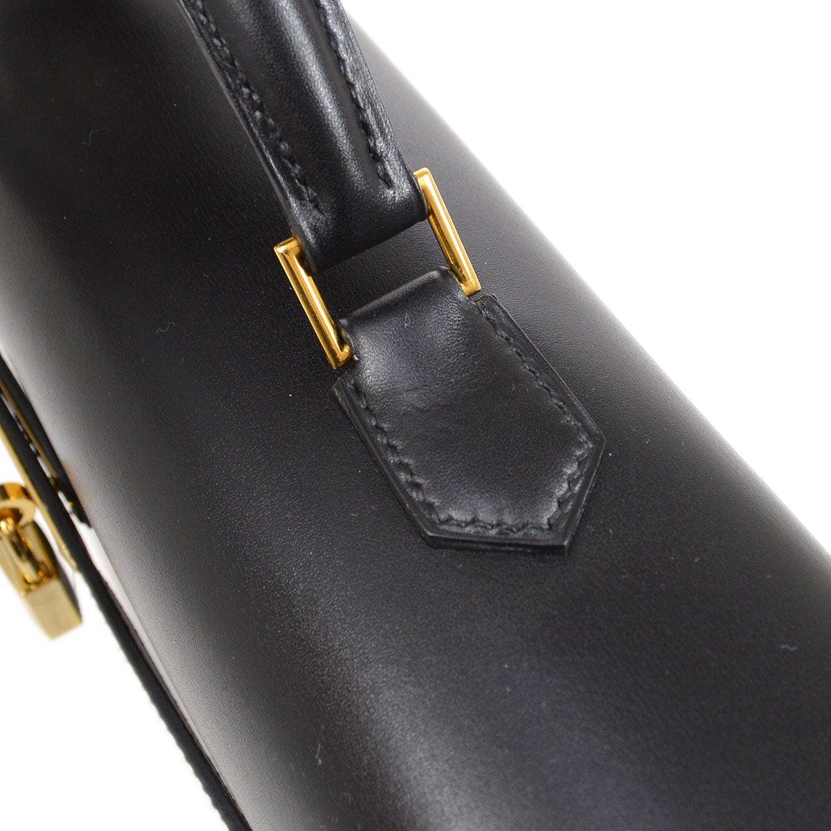 Pre-Owned Vintage Condition
From 2000 Collection
Box Calfskin Leather
Gold Tone Hardware
Measures 15
