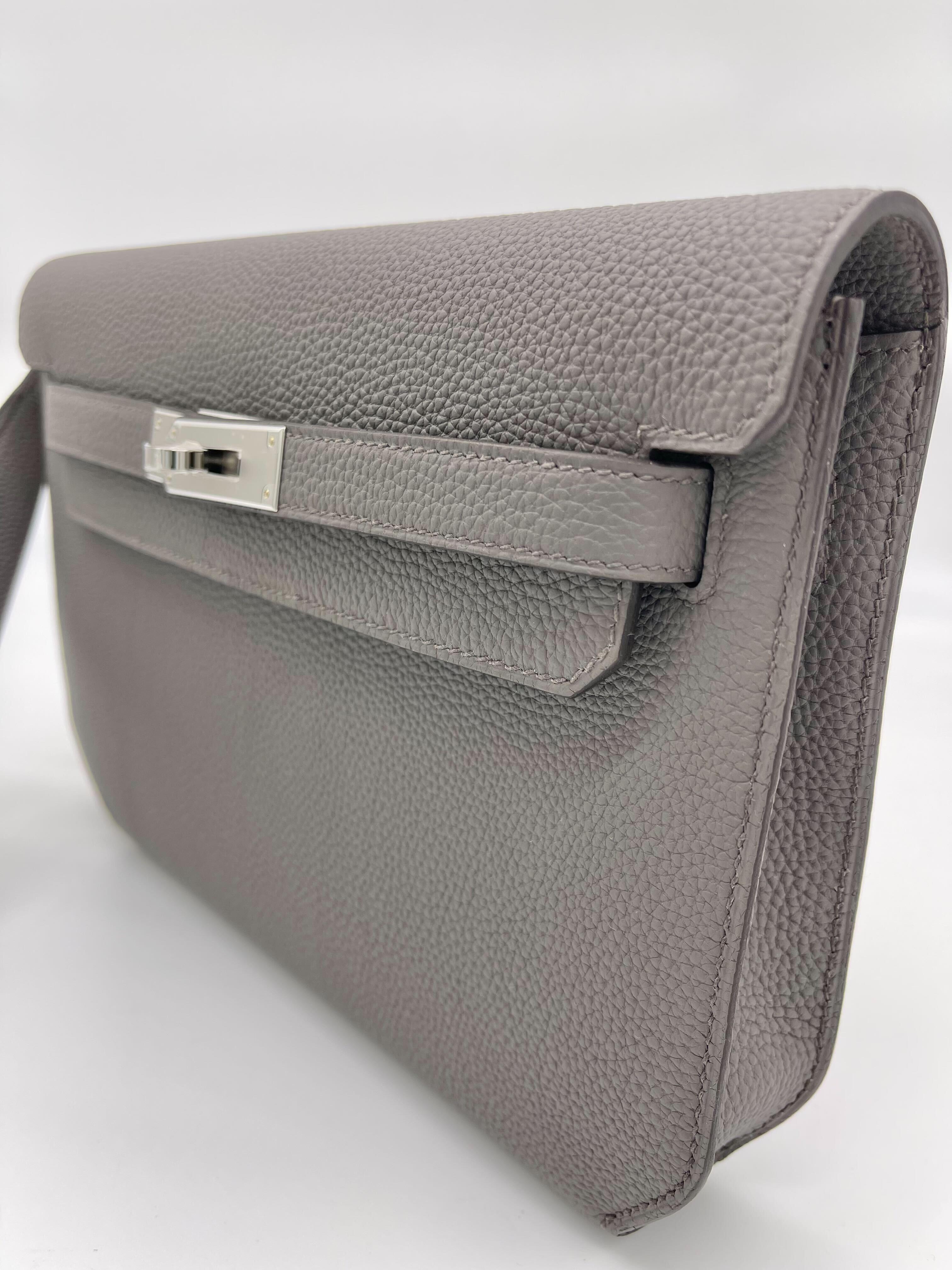 Kelly Depeches 25 Togo Calfskin Clutch 8F Gris Etain, Palladium Hardware

Condition: Brand New
Measurements: 8.5 in x 7.5 in x 1.25 in
Material: Togo Leather
Hardware: Palladium plated

*Comes with full original packaging.
*Full plastic on hardware.