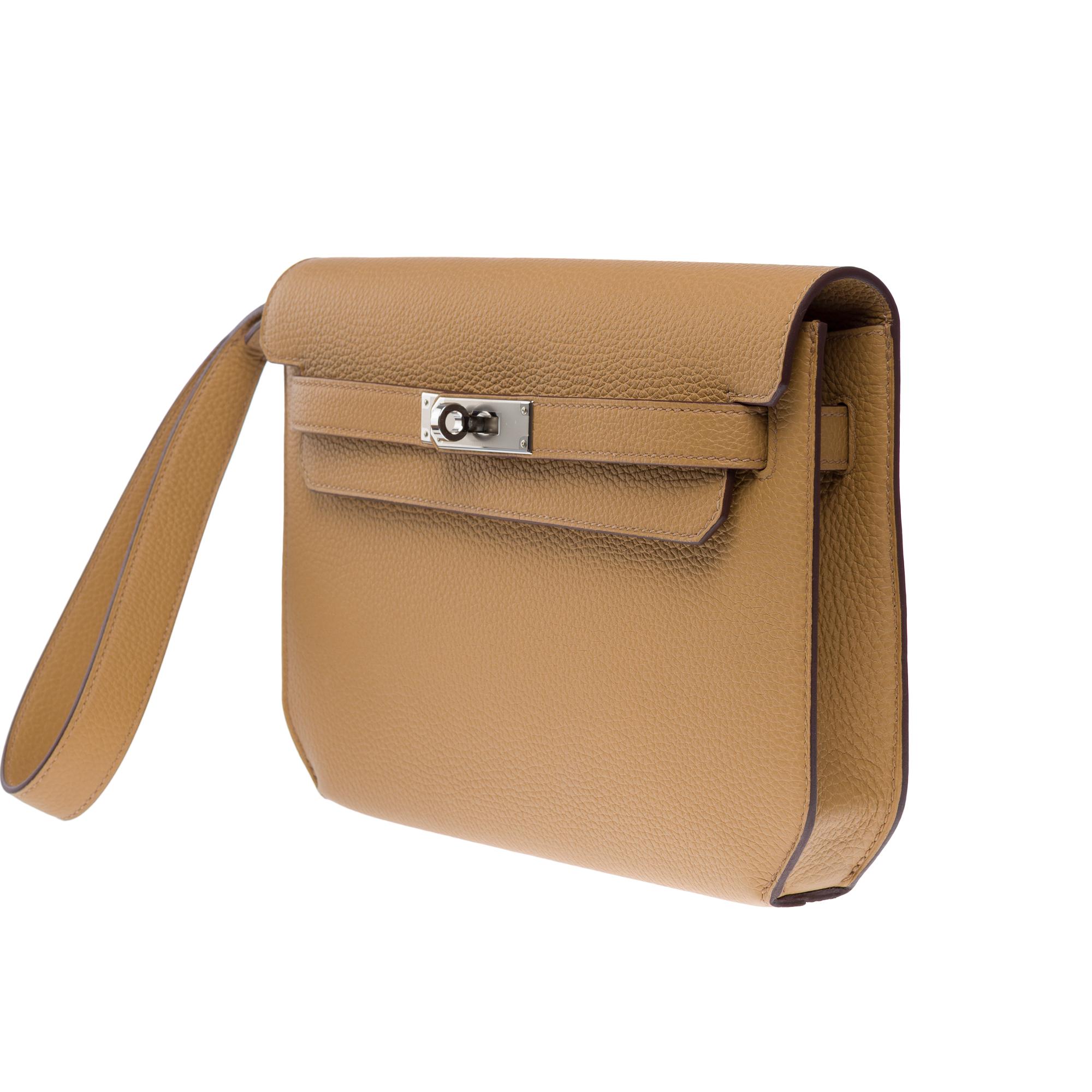 Men's Hermès Kelly Dépêches 25 handbag in Biscuit Togo leather, PHW For Sale