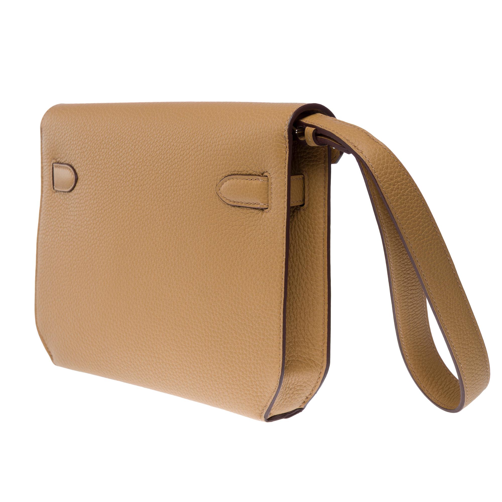 Hermès Kelly Dépêches 25 handbag in Biscuit Togo leather, PHW For Sale 1