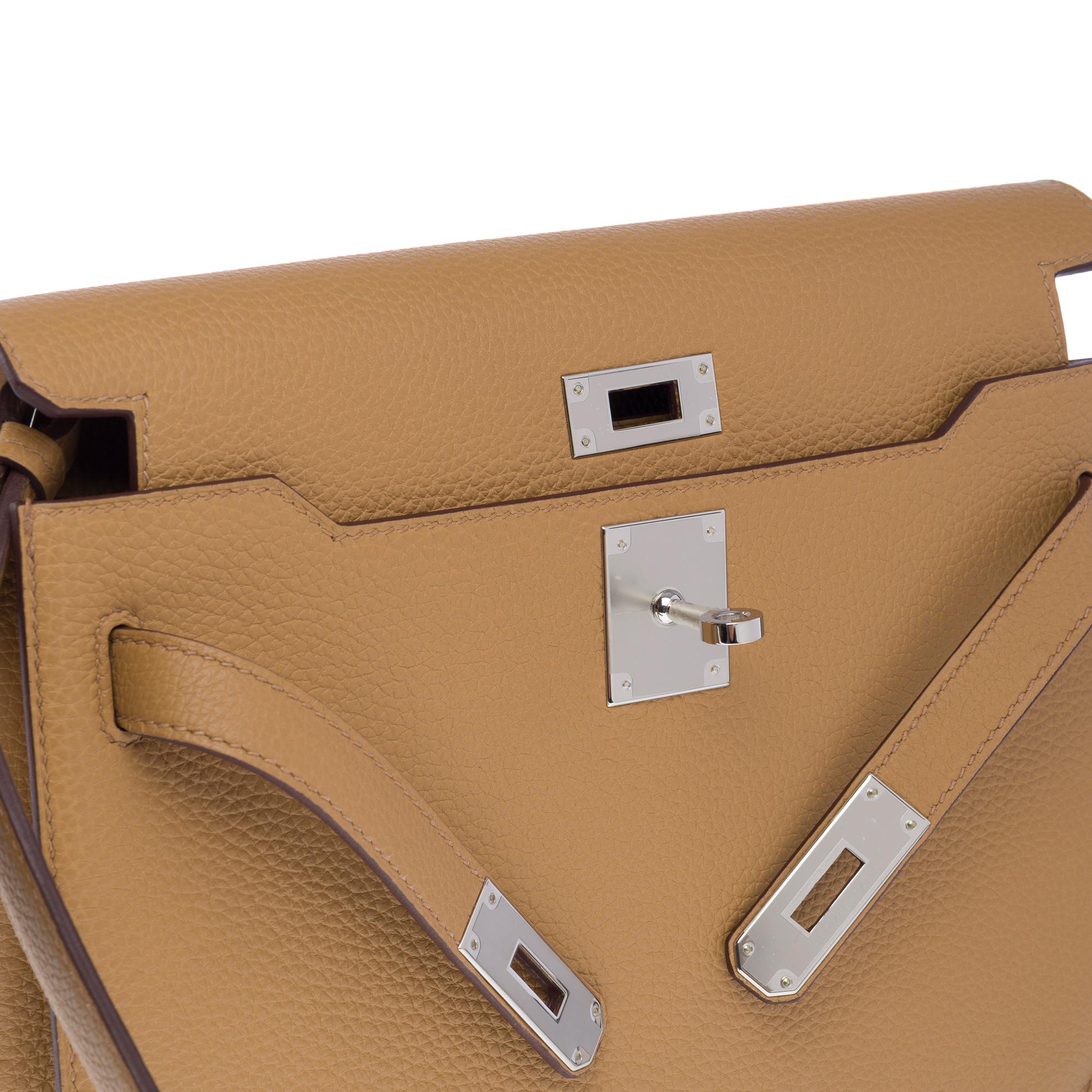 Hermès Kelly Dépêches 25 handbag in Biscuit Togo leather, PHW For Sale 3