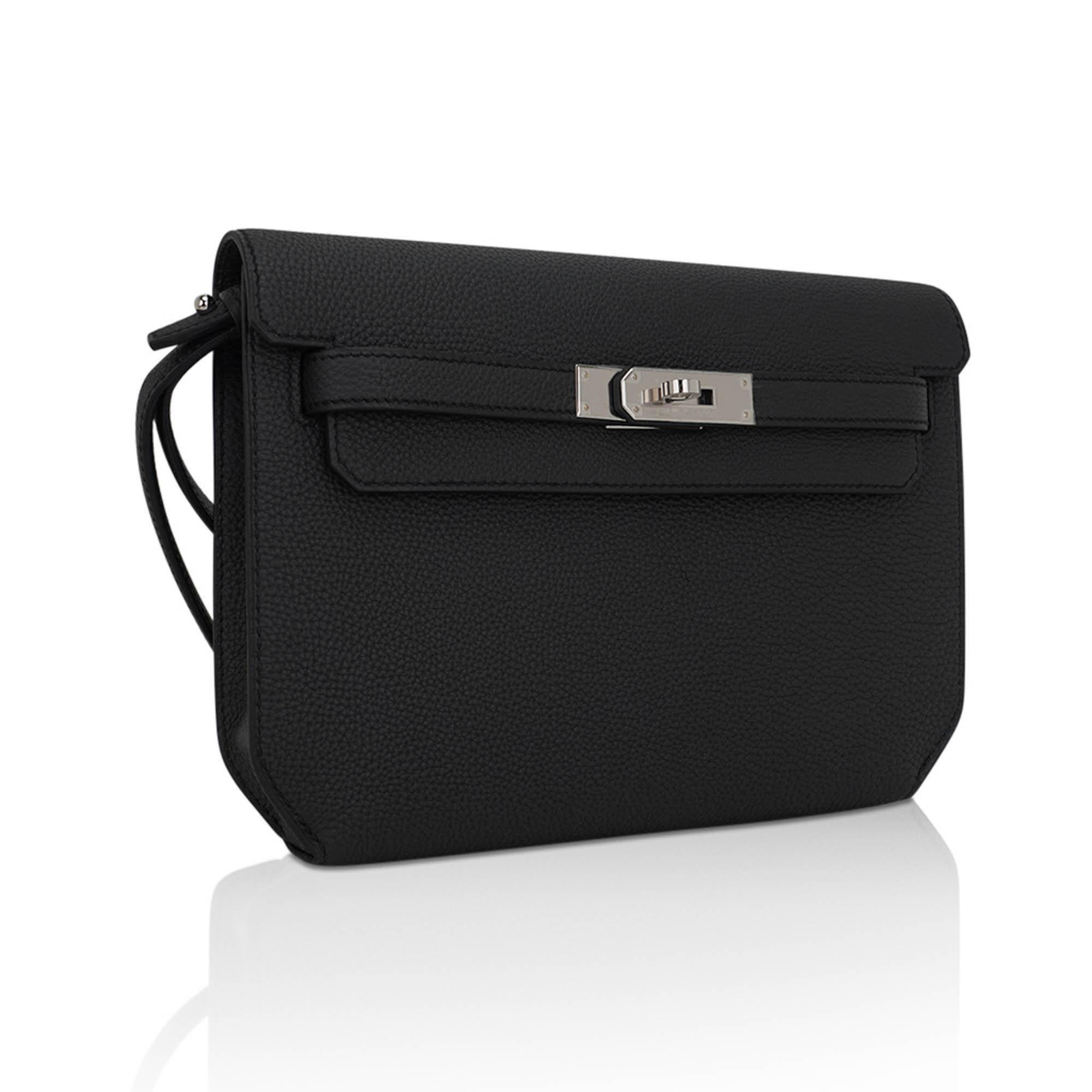 Mightychic offers an Hermes Kelly Depeches 25 Pouch featured in Black very rare Galop D'Hermes Vache leather.
Timeless with a flat grain, this leather has a rich matte finish.
This exquisite neutral bag is perfect for year round wear.
Crisp with