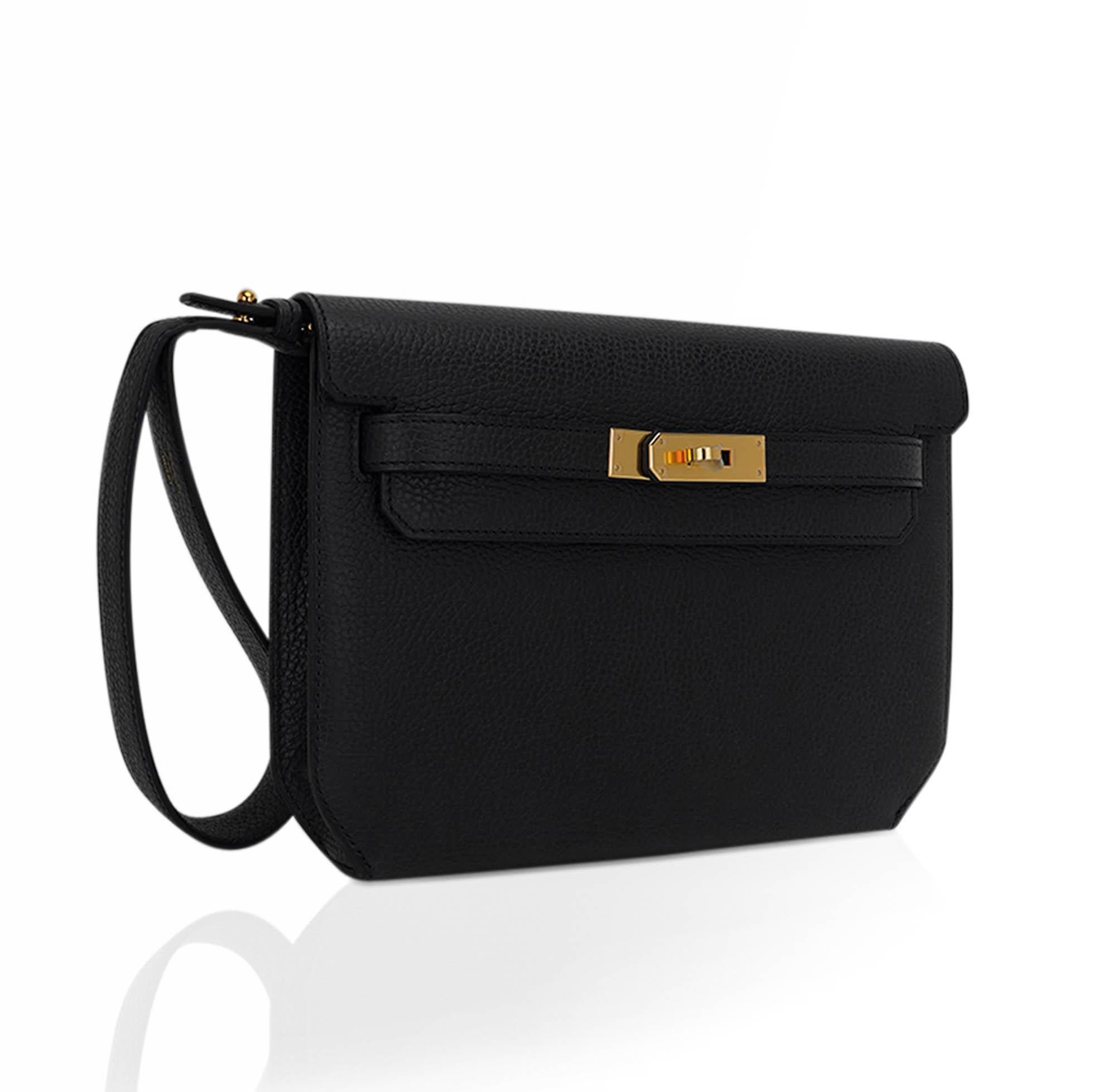Mightychic offers an Hermes Kelly Depeches 25 Pouch featured in Black very rare Galop D'Hermes Vache leather.
Timeless with a flat grain, this leather has a rich matte finish.
This exquisite neutral bag is perfect for year round wear.
Accentuated