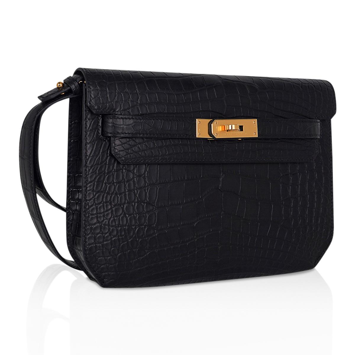 Mightychic offers a men's Hermes Kelly Depeches 25 Pouch featured in Black matte Alligator.
Fabulous unisex Hermes clutch that is perfect for day to evening wear.
Lush with Gold hardware.
Pouch opens to a divided compartment.
Lanyard is