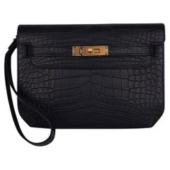 Pochette Kelly Depeches 25 d'Hermès en alligator noir mat et accessoires dorés, Neuf