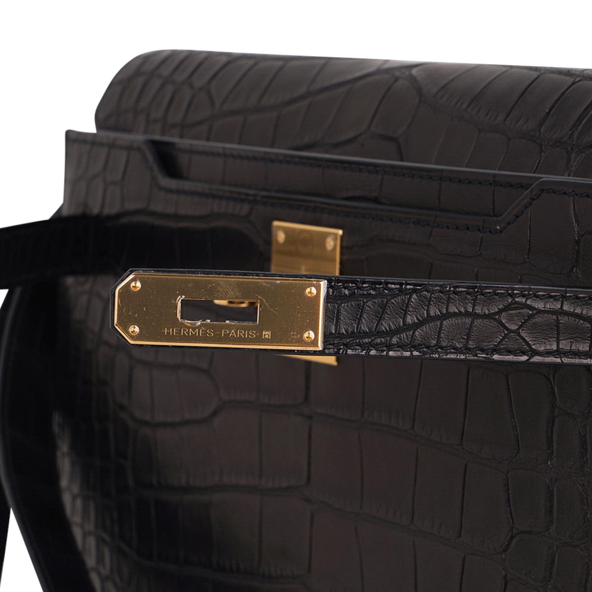 Guaranteed authentic men's Hermes Kelly Depeches 25 Pouch featured in Black matte Alligator.
Fabulous unisex Hermes clutch that is perfect for day to evening wear.
Lush with Gold hardware.
Pouch opens to a divided compartment.
Lanyard is