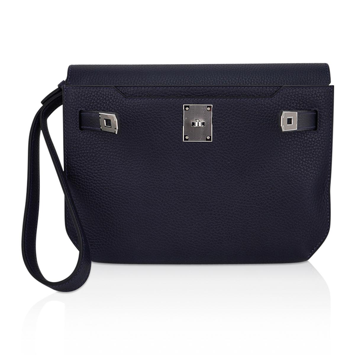 Mightychic offers an Hermes Kelly Depeches 25 Pouch featured in Bleu Indigo very rare Galop D'Hermes Vache leather.
Timeless richly saturated very dark blue.
This exquisite neutral bag is perfect for year round wear.
Fresh with Palladium