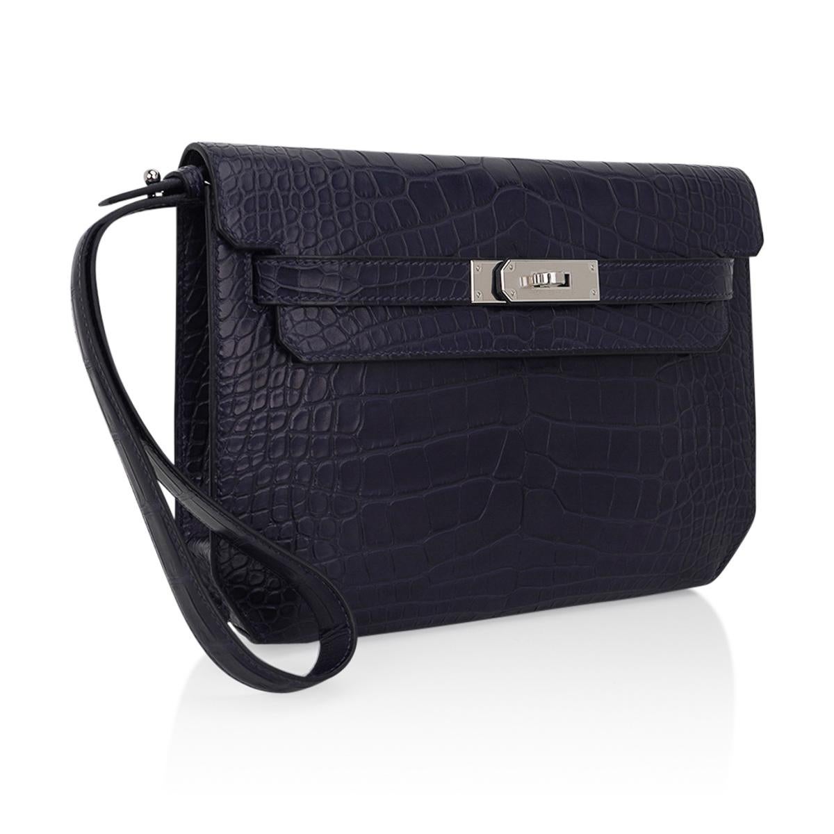 Mightychic offers a men's Hermes Kelly Depeches 25 Pouch featured in Bleu Indigo matte Alligator.
Fabulous Hermes wristlet clutch that is perfect for day to evening wear.
Fresh with Palladium hardware.
Pouch opens to a divided compartment.
Lanyard