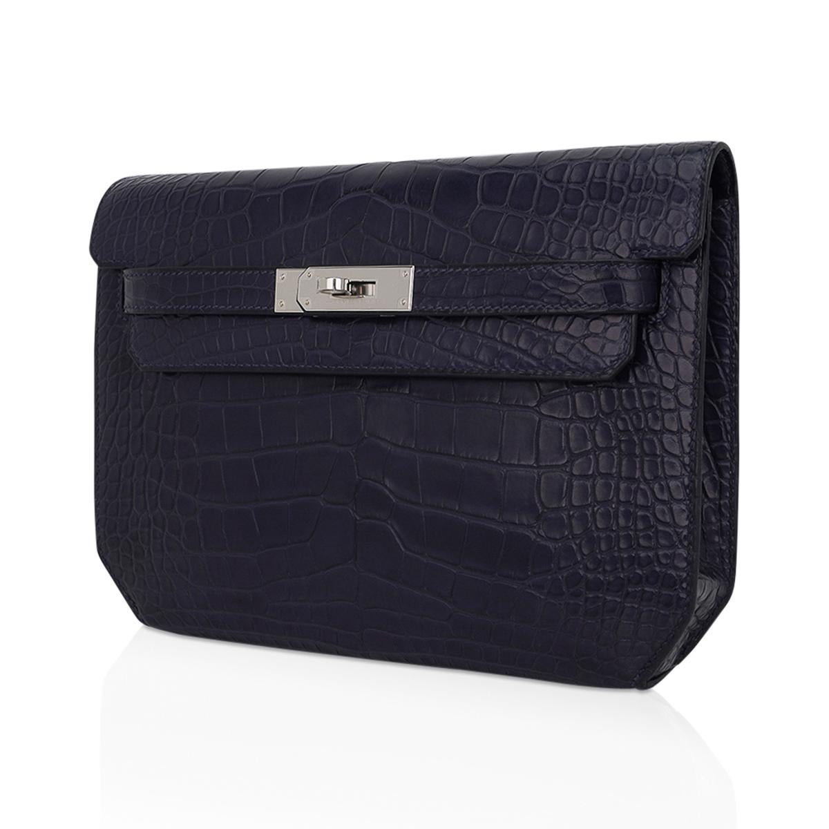 Hermes Kelly Depeches 25 Pochette Bleu Indigo Mat Alligator Palladium Hardware Pour hommes en vente