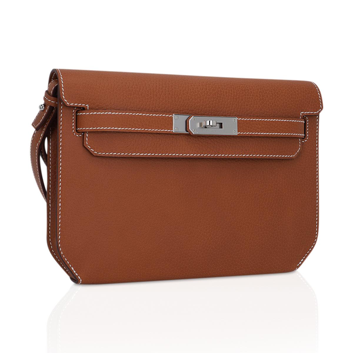 Mightychic offers an Hermes Kelly Depeches 25 Pouch featured in very rare Fauve Galop D'Hermes Vache leather.
Accentuated with signature bone topstitch.
This exquisite neutral bag is perfect for year round wear.
Fresh with Palladium hardware.
Pouch