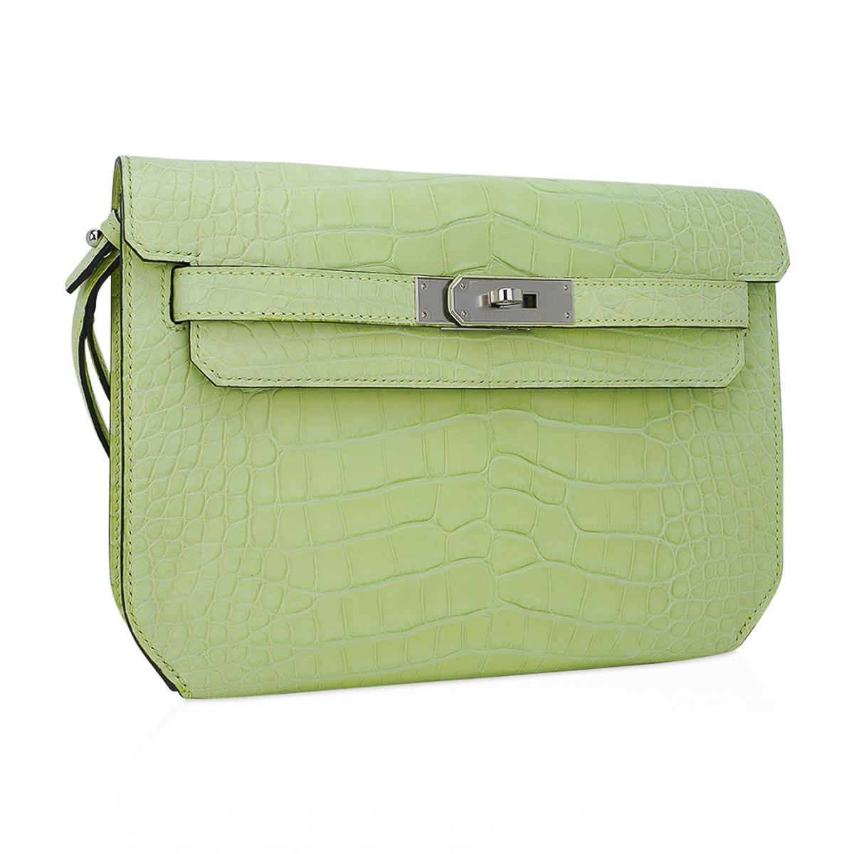Mightychic offers a men's Hermes Kelly Depeches 25 Pouch featured in Jaune Bourgeon matte alligator.
Gorgeous light lemony unripened lime green.
This exquisite neutral bag is perfect for year round wear.
Fresh with Palladium hardware.
Pouch opens to