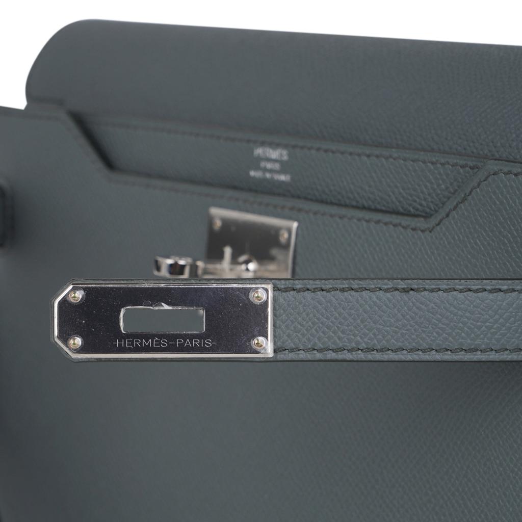 Guaranteed authentic men's Hermes Kelly Depeches 25 Pouch featured in Vert Amande and Epsom leather.
Fresh with Palladium hardware.
Pouch opens to a divided compartment.
Lanyard is removeable.
Comes with sleeper.
final sale

BAG MEASURES:
LENGTH