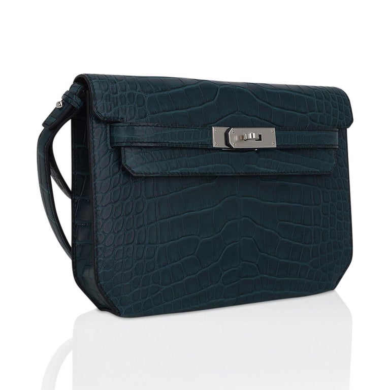 Mightychic offers a men's Hermes Kelly Depeches 25 Pouch featured in Vert Rousseau matte Alligator.
Fabulous unisex Hermes clutch that is perfect for day to evening wear.
Fresh with Palladium hardware.
Pouch opens to a divided compartment.
Lanyard