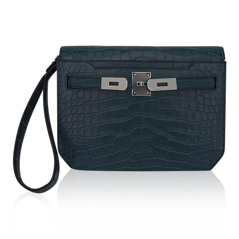 Hermes Kelly Depeches 25 Pouch  Vert Rousseau Matte Alligator Palladium Hardware In New Condition For Sale In Miami, FL