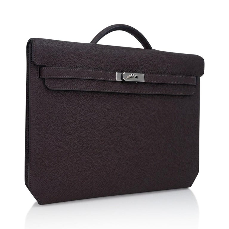 Mightychic offers an Hermes coveted Kelly Depeches 36 briefcase featured in Ebene.
Timeless in rich dark chocolate.
Togo leather with Palladium hardware.
Two large accordion compartments.
Front wall has a slip pocket.
Comes with sleeper and
