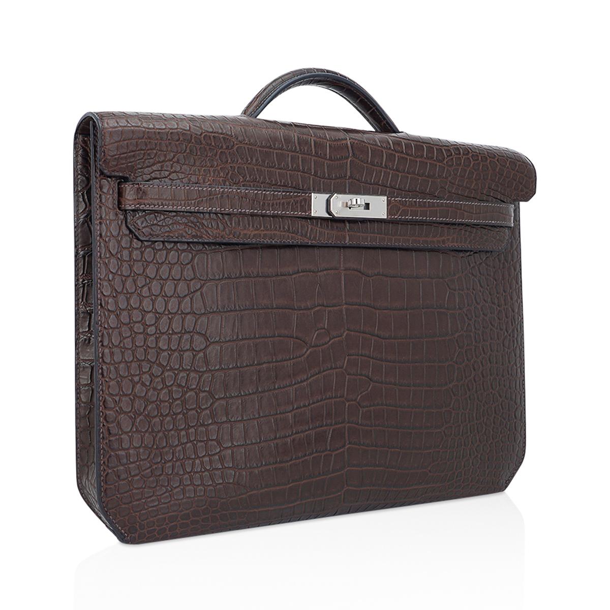 Mightychic offers an Hermes coveted Kelly Depeches 36 briefcase featured in Matte Havane Porosus Crocodile.
Laptop compartment and a rear interior wall zip pocket.
Accentuated with Palladium hardware.
Refined and elegant, this timeless Hermes