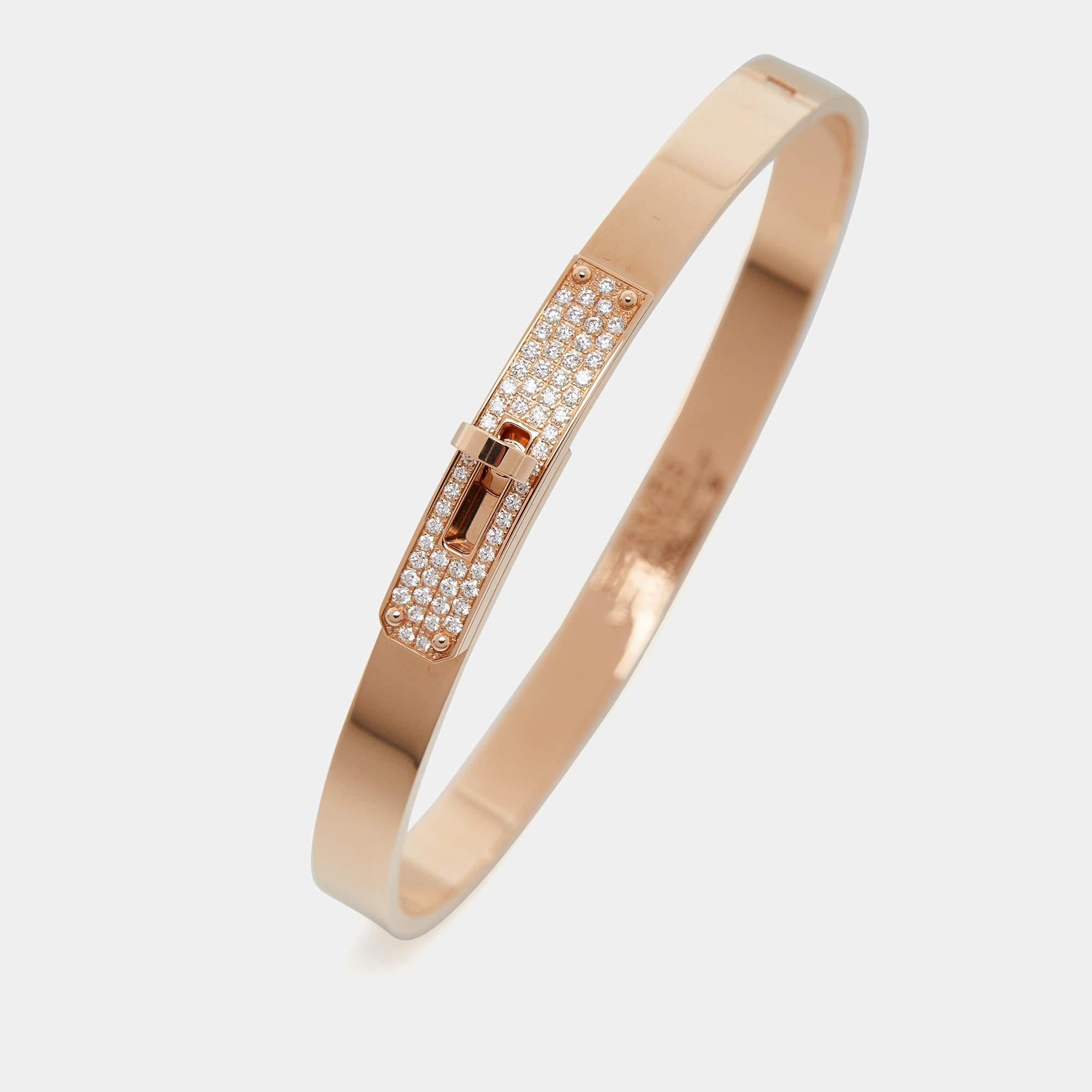 Hermès brings this fabulous bracelet rendered in an elegant silhouette for the woman who is ready to ace every accessory game. It is sure to catch an eye and make your heart skip a beat. Flaunt it with your all looks from formal to casual.