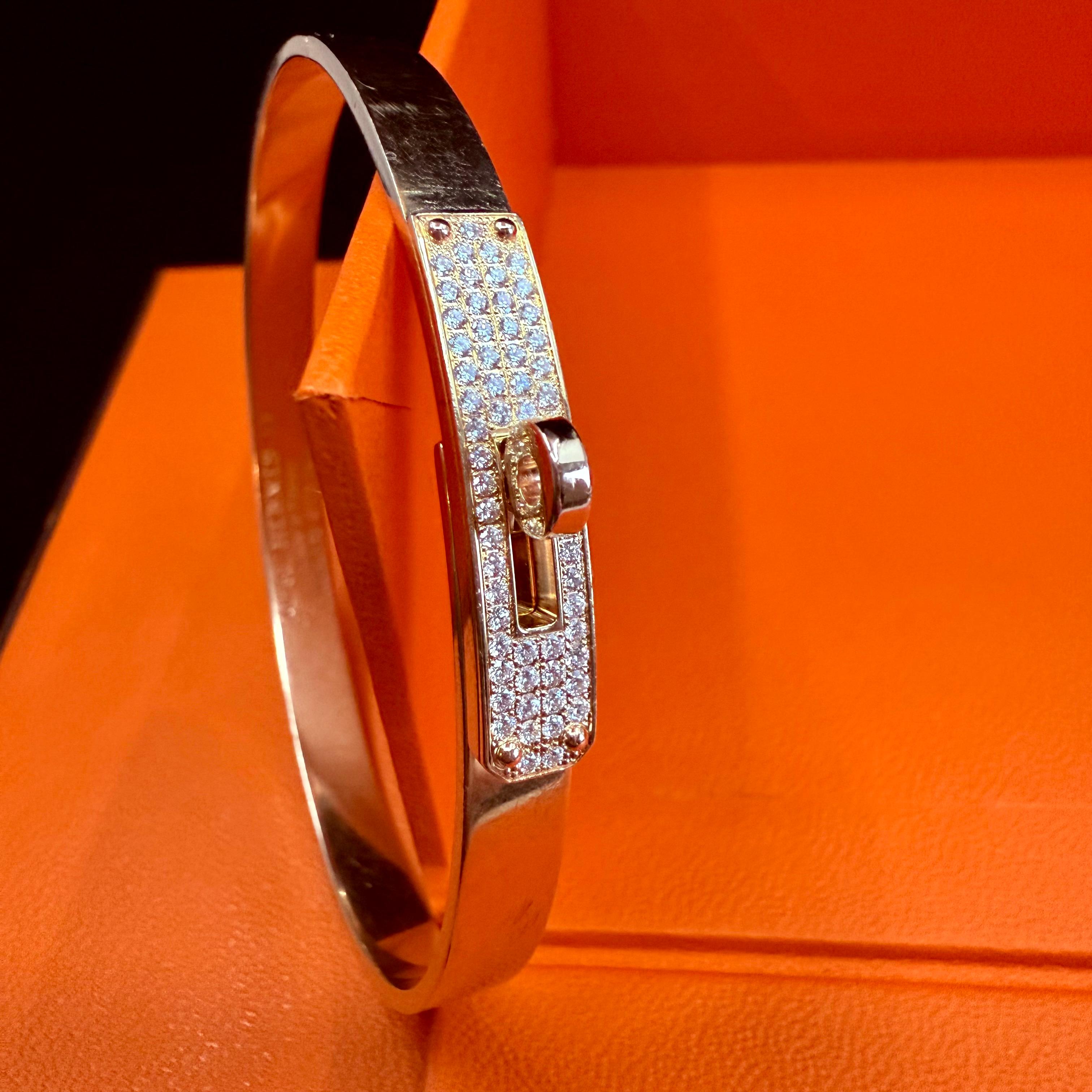 This bracelet by Hermès is crafted in rose gold (750/1000) and features 61 diamonds with a total carat weight of 0.36 ct. Inspired by the brand's iconic bag, the bracelet includes a signature turn clasp design. Made in France, it has an interior
