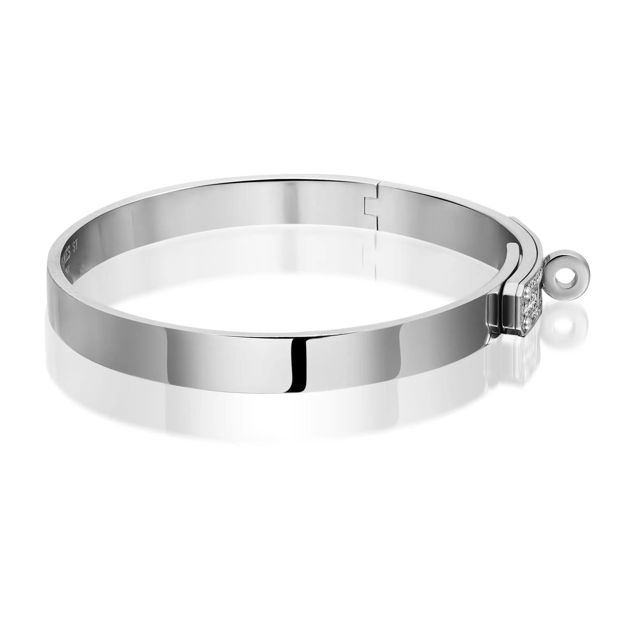 This gorgeous Hermes Kelly bracelet is crafted in 18K white gold and features a turn clasp studded with 61 pave set round cut diamonds weighing 0.36 carat. This is a marvelous bracelet with the classical sophistication. Interior circumference: 6.4