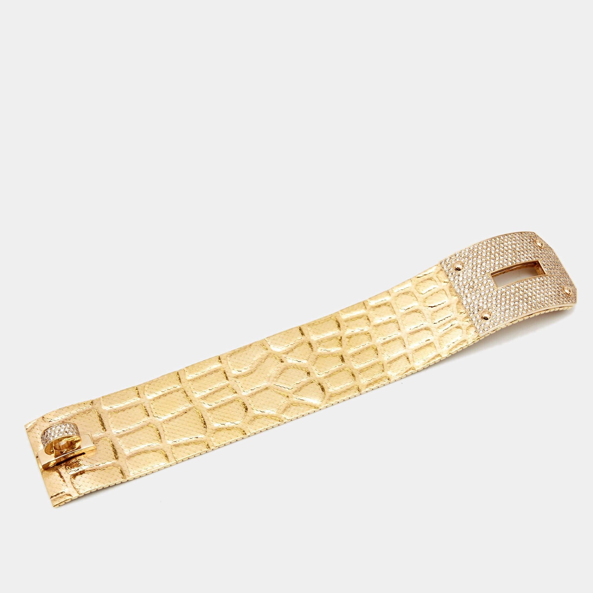 Der Name Kelly ist ein Synonym für Hermes. Es ist ein Symbol für ihre wunderbare Hingabe an Handwerkskunst und klassischen Stil. Die erstmals von Rober Dumas entworfene Kelly Bag ist weltweit bekannt und begehrt. Der Verschluss der Tasche, der ein