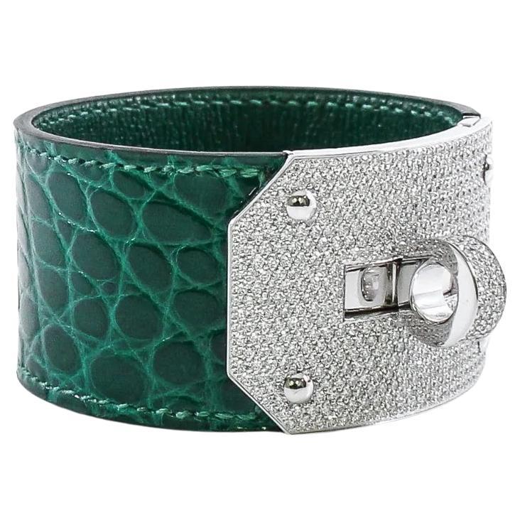 Brand: Hermes

Product: Hermes Kelly Dog Bracelet in Emerald Crocodile White Gold Diamond Hardware

Size:

Colour: Emerald

Material: Shiny Porosus Crocodile

Stamp: Y 2020

Condition:
Pristine: The product is in pristine condition, without any