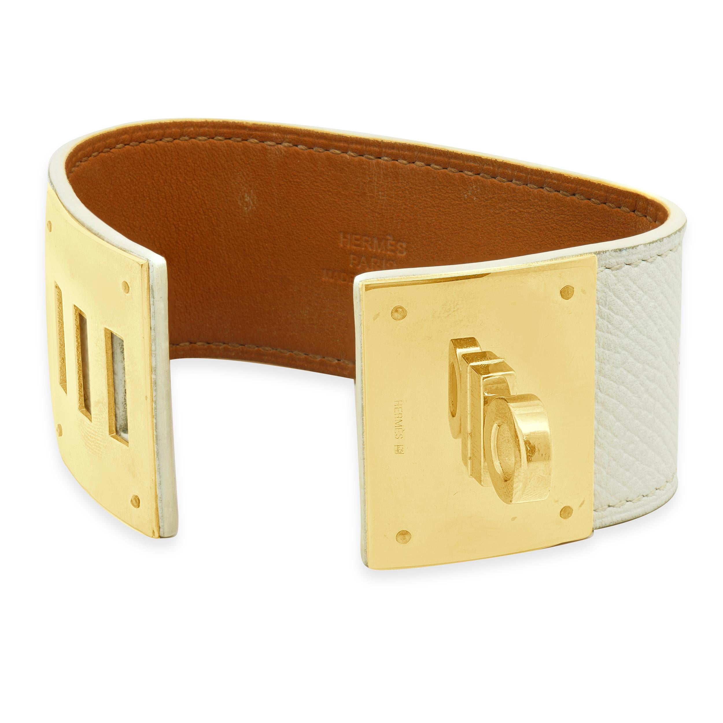 Diseñador: Hermes
Material: chapado en oro con piel de becerro blanca
Dimensiones: 35,2 mm de ancho
Longitud: la pulsera se ajustará aproximadamente a una muñeca de 5,5-6,25 pulgadas
Peso: 32,48 gramos
