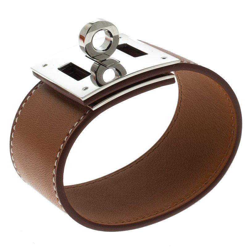 Featuring a wide silhouette, this Hermes Kelly dog bracelet features a brown leather body and secured with a palladium-plated turn-lock closure. We think it makes a versatile accessory. It can be styled with your casual outfits for an effortlessly