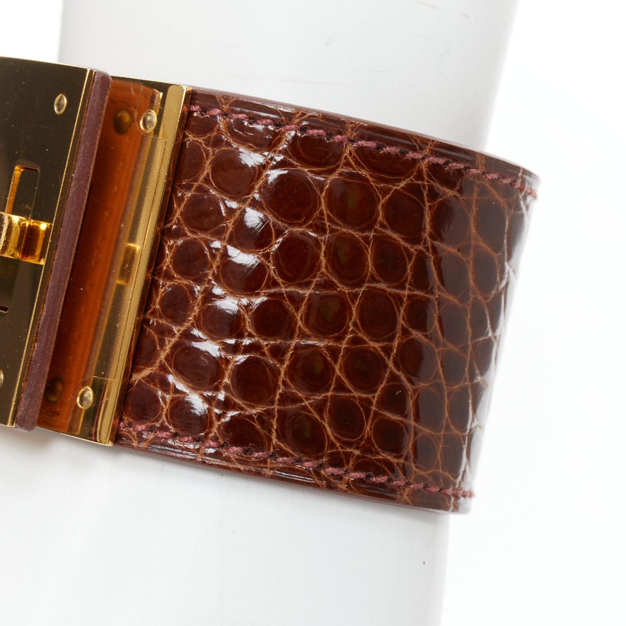 HERMES Kelly Dog brown polished gator leather GHW turnlock bracelet In Good Condition For Sale In Hong Kong, NT