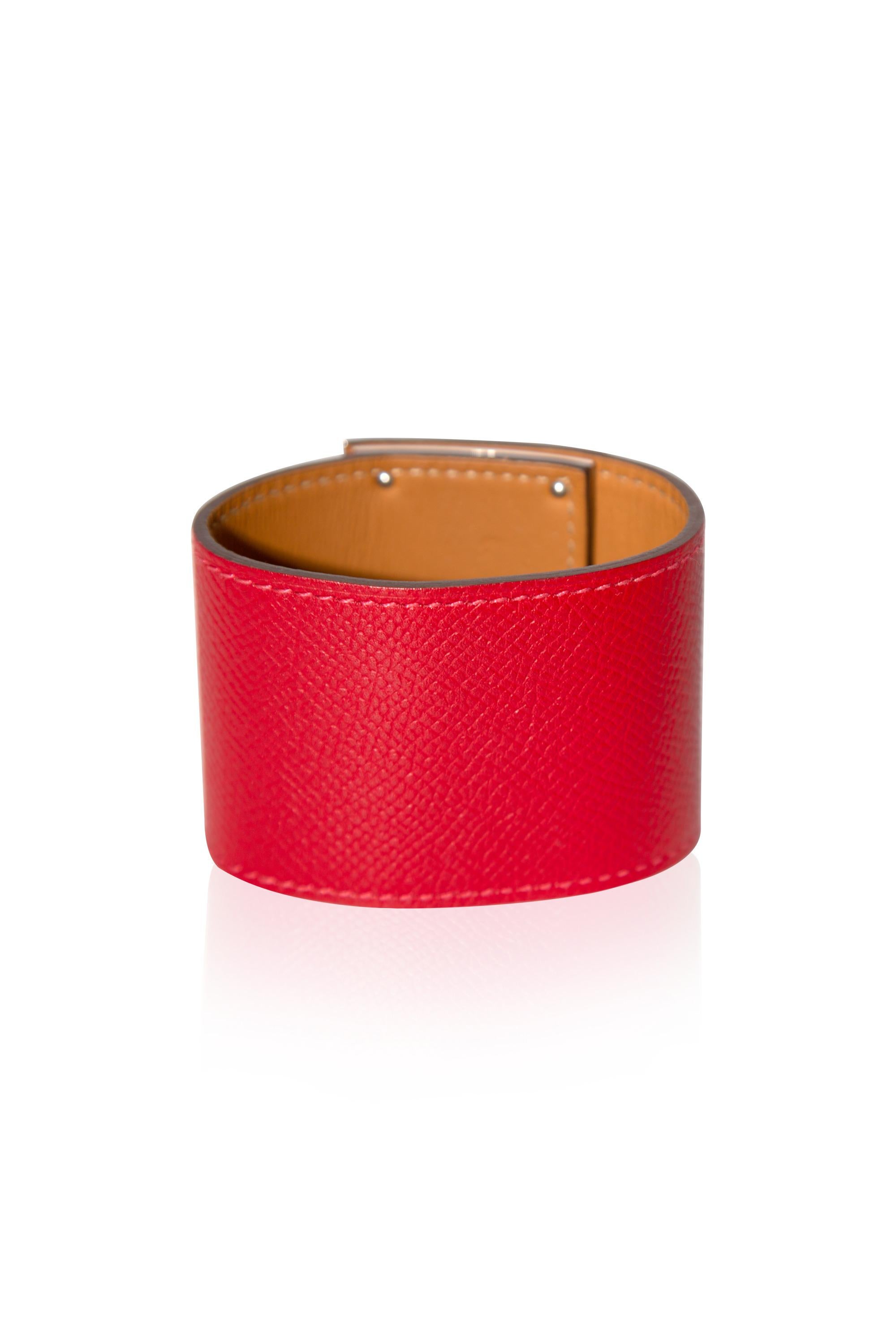 The Kelly Dog Extreme Bracelet in Epsom Red PHW from Hermès is a sleek and stylish accessory that adds a touch of luxury to any outfit.

•Epsom Leather
•Palladium Hardware
•Iconic Kelly Dog design and gleaming gold hardware
•It is the perfect
