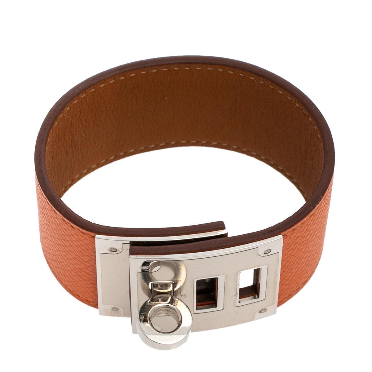 Hermes is a brand that epitomizes art and creativity. Designed to wrap around your wrist, this bracelet has been crafted in France from quality leather and decorated with palladium-plated metal. It is completed with the signature Kelly twist lock