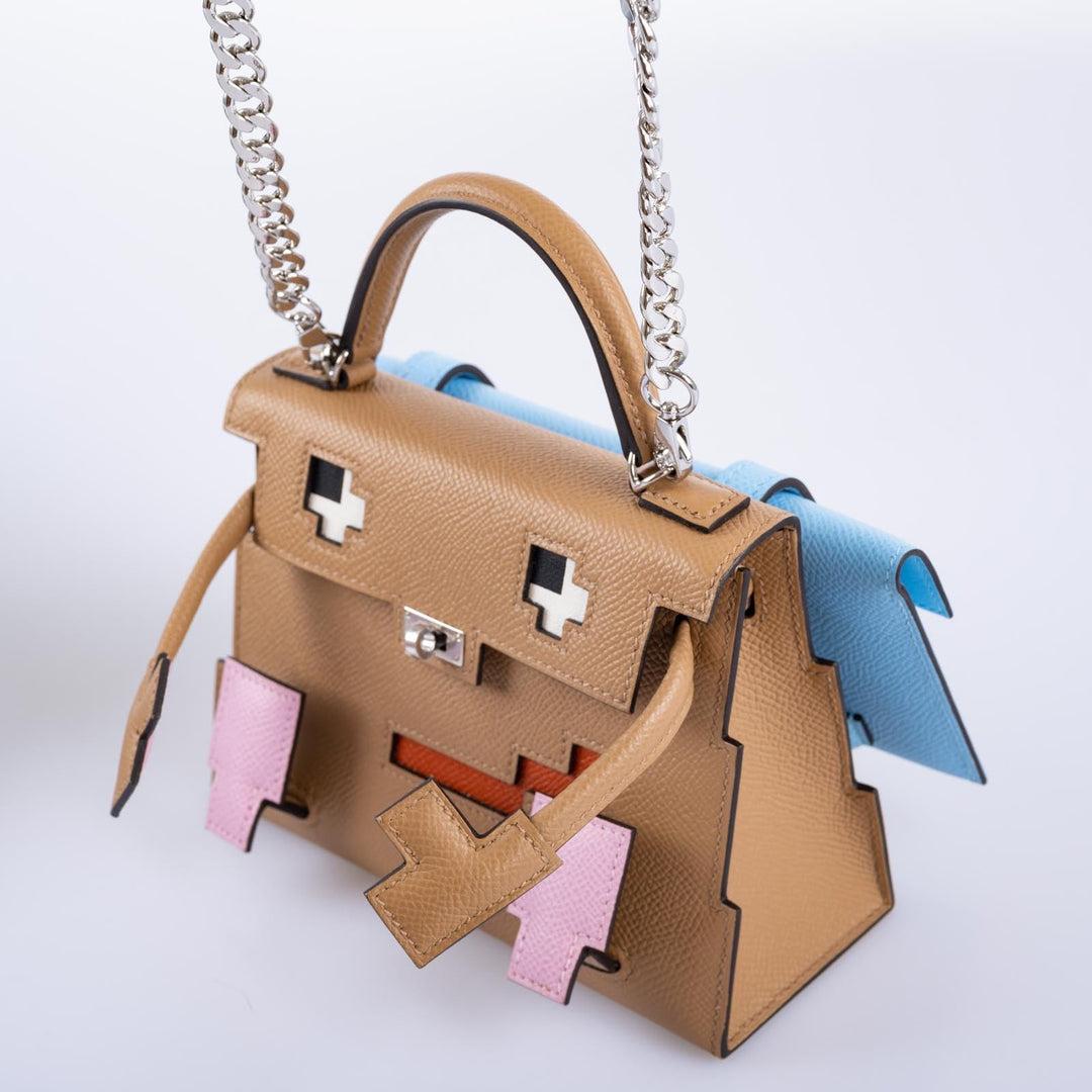 Introducing the Hermès Kellydole Picto Bag, which is part of the Hermès Spring/Summer 2022 collection and gives a modernized twist to the whimsical nature of the personified bag. However, this version is quite different, offering an optional