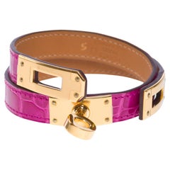 Bracelet double tour Hermès "Kelly" en cuir d'alligator rose Scheherazade , GHW