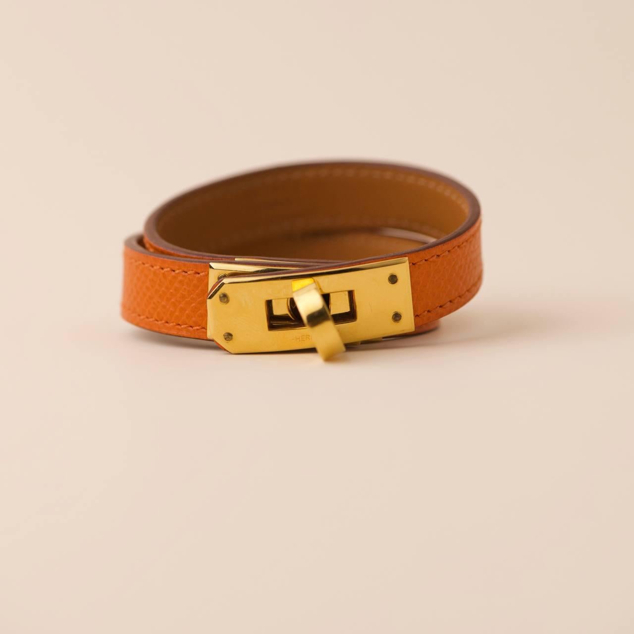Hermès Kelly Double Tour Bracelet en cuir orange et or T1 Excellent état à Banbury, GB