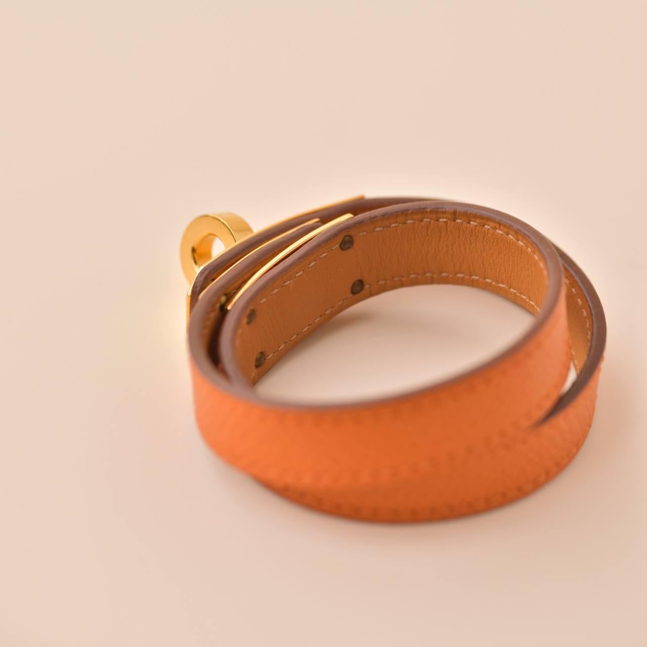 Hermès Kelly Double Tour Bracelet en cuir orange et or T1 3