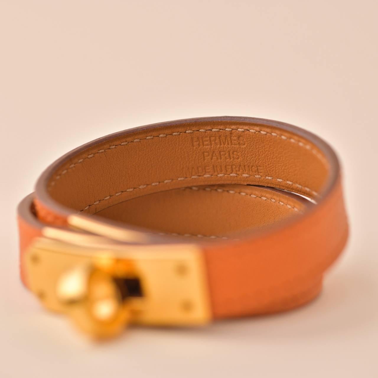 Hermès Kelly Double Tour Bracelet en cuir orange et or T1 4