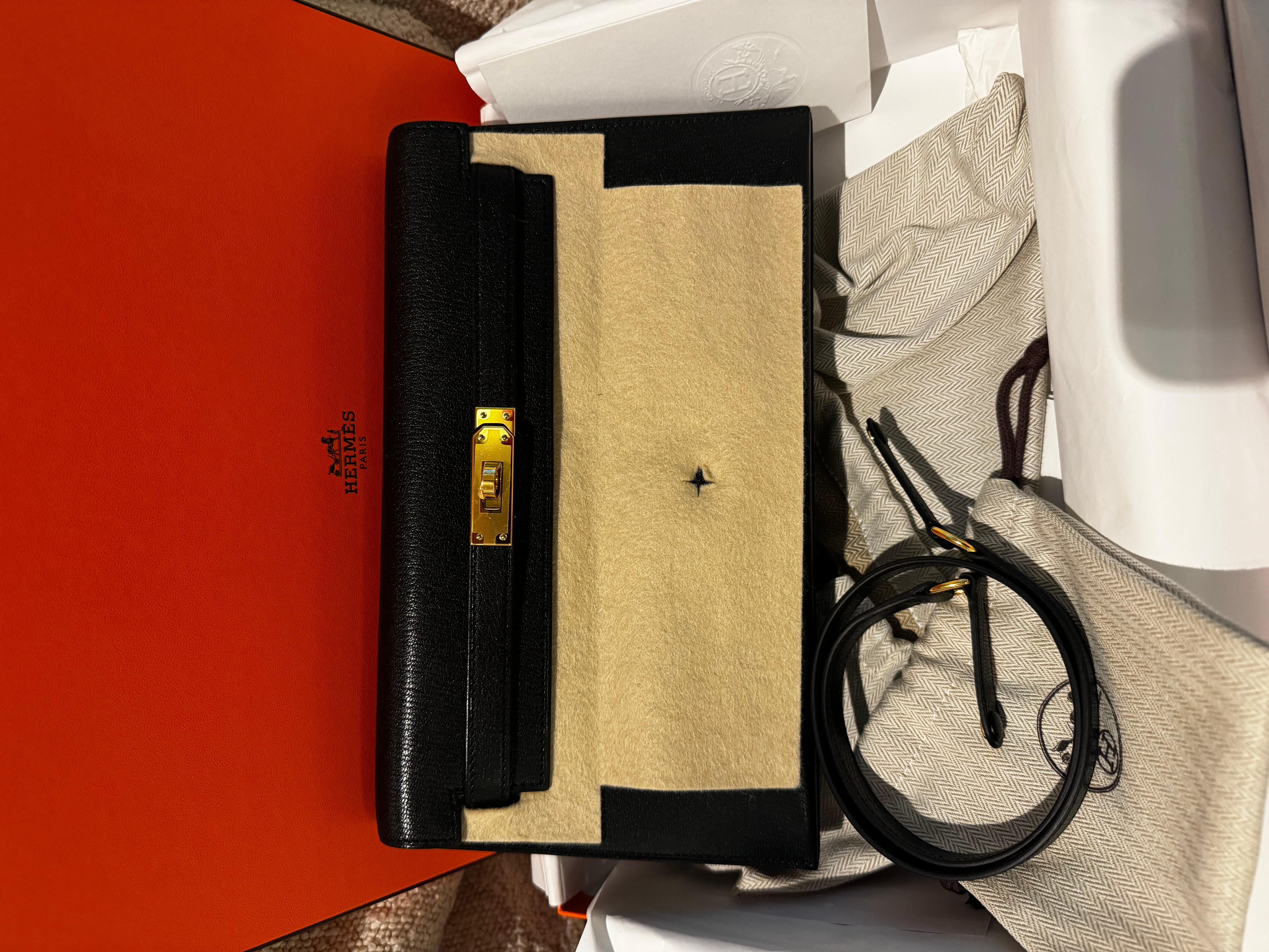 Hermès Kelly Elan Schwarz Chèvre 
Gold Hardware Tasche, B Stempel Brandneu. Kelly Elan wurde 2023 mit einem abnehmbaren Riemen neu aufgelegt, um dieses Modell zu einer Tag- und Nachttasche zu machen. In der besten Combo Schwarz und Gold. 2024 Beleg.