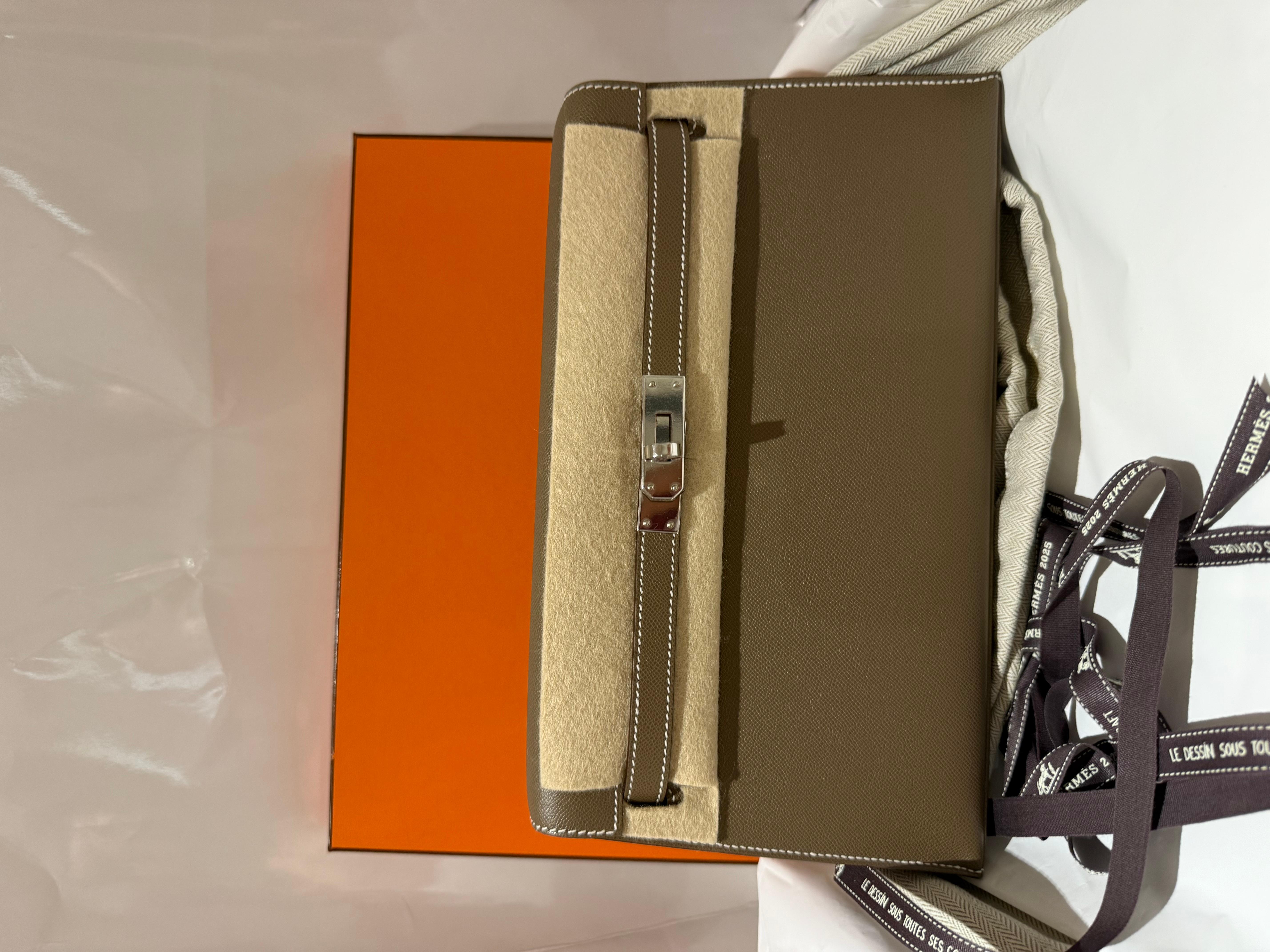 Hermes Kelly Elan en color Etoupe, piel Madame con herrajes Palladium y correa corta extraíble con cierre Kelly.
Sello W - Producción 2025 
Nuevo 
Se vende con caja, bolsa guardapolvo, correa y recibo.