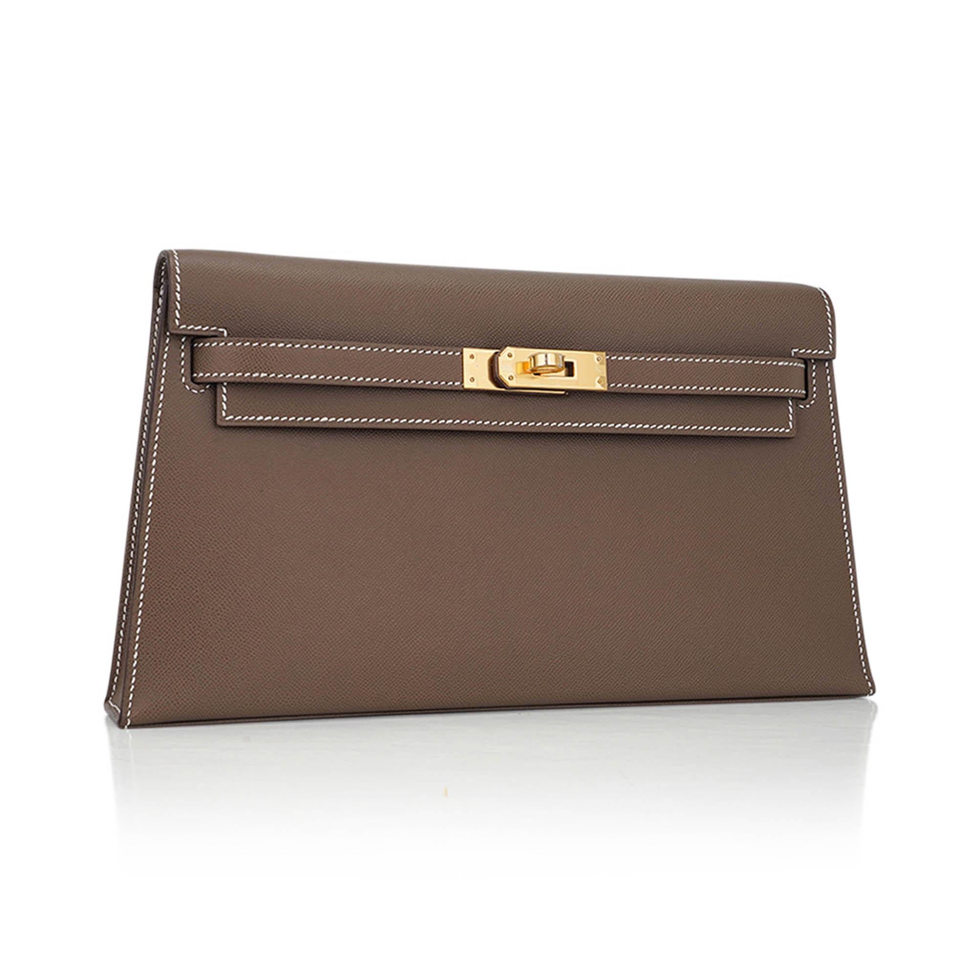 Mightychic offers an Hermes Kelly Elan featured in Etoupe.
Re-released this past Spring, the Kelly Elan was first introduced in 2000 and produced through 2002.
Removable shoulder strap easily converts this elegant shoulder bag into a