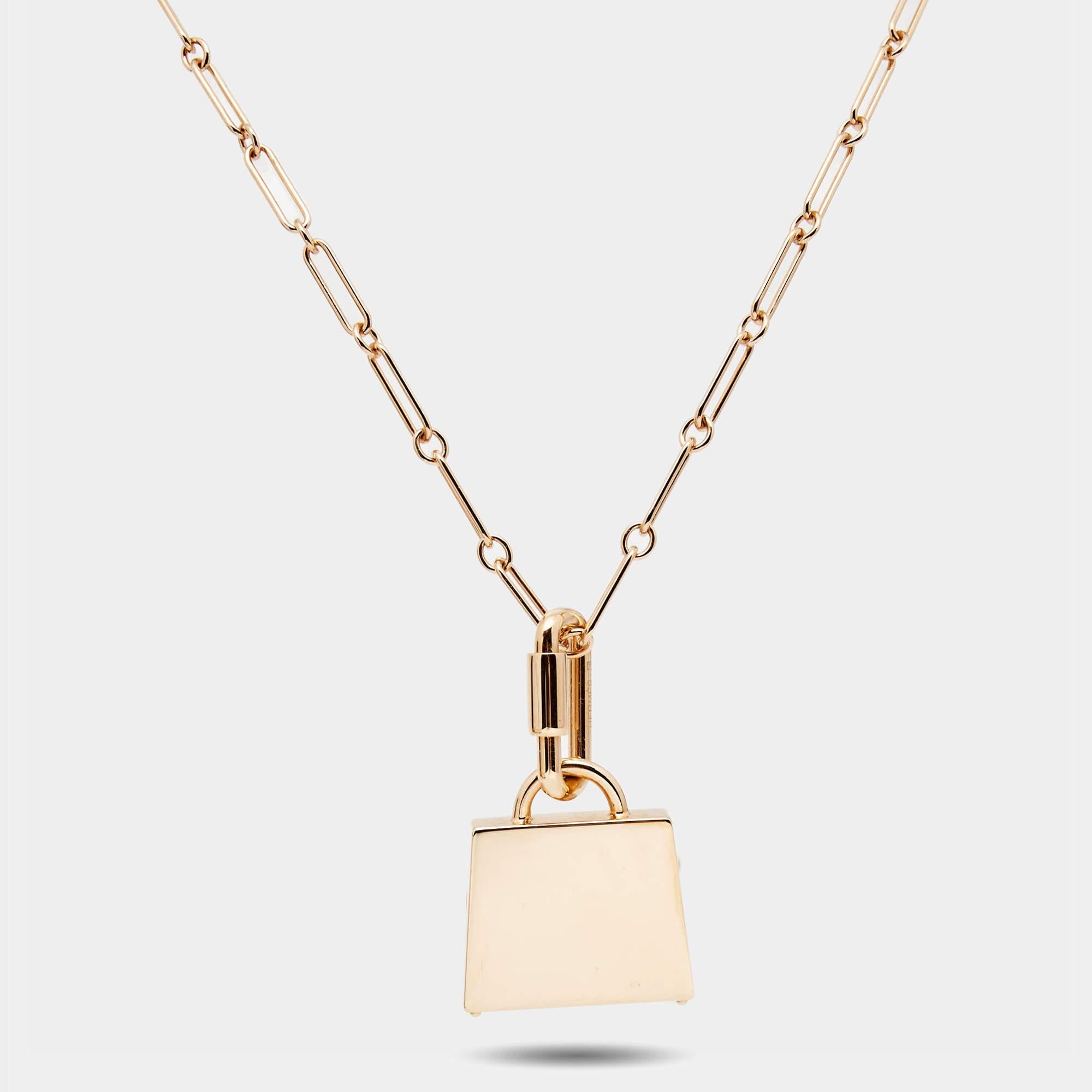 Le collier Hermès est un bijou exquis. Fabriqué avec précision, il présente une luxueuse chaîne plaquée or ornée d'un délicat pendentif en forme de sac Kelly emblématique, mettant en valeur l'élégance et la sophistication intemporelles de la