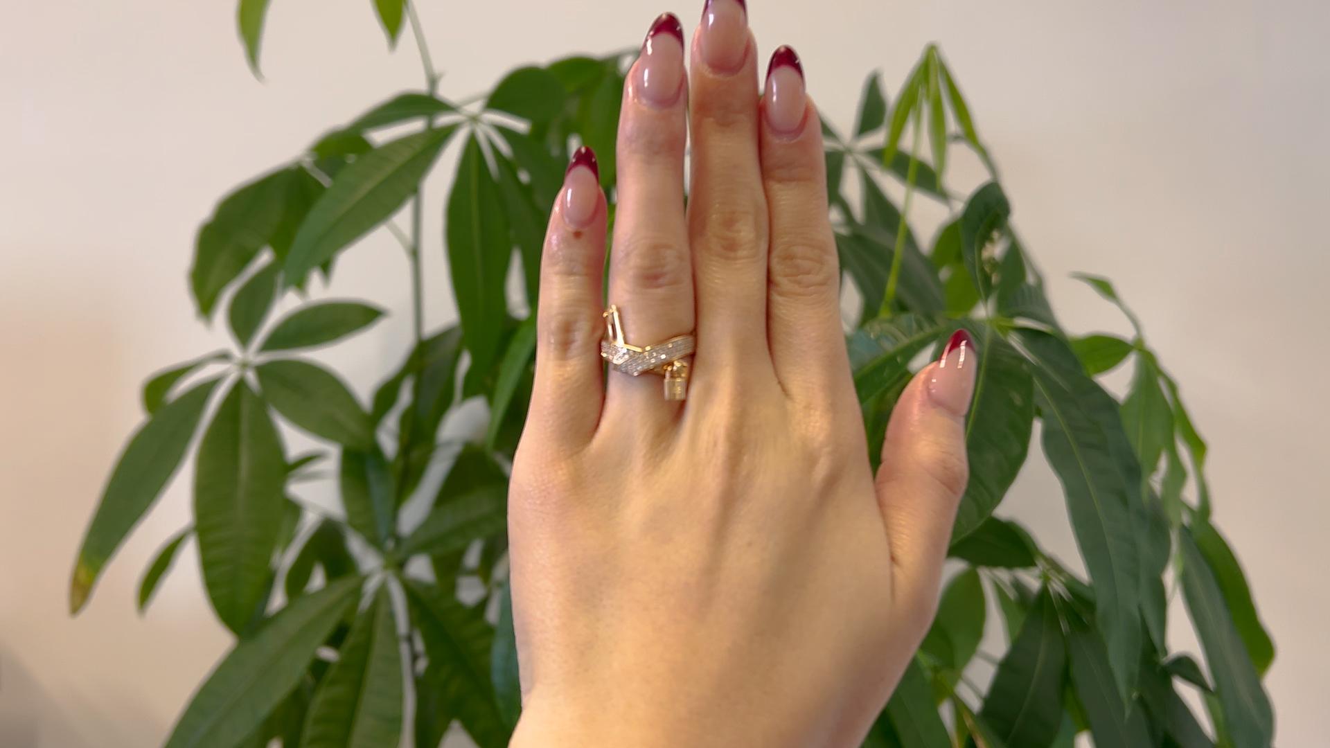 Ein Hermes Kelly Gavroche Diamant 18k Rose Gold Ring. Mit 94 runden Diamanten im Brillantschliff mit einem Gesamtgewicht von 0,39 Karat, Farbe F-G, Reinheit VVS. Gefertigt aus 18 Karat Roségold, signiert Hermes, Seriennummer 22AP177105 mit
