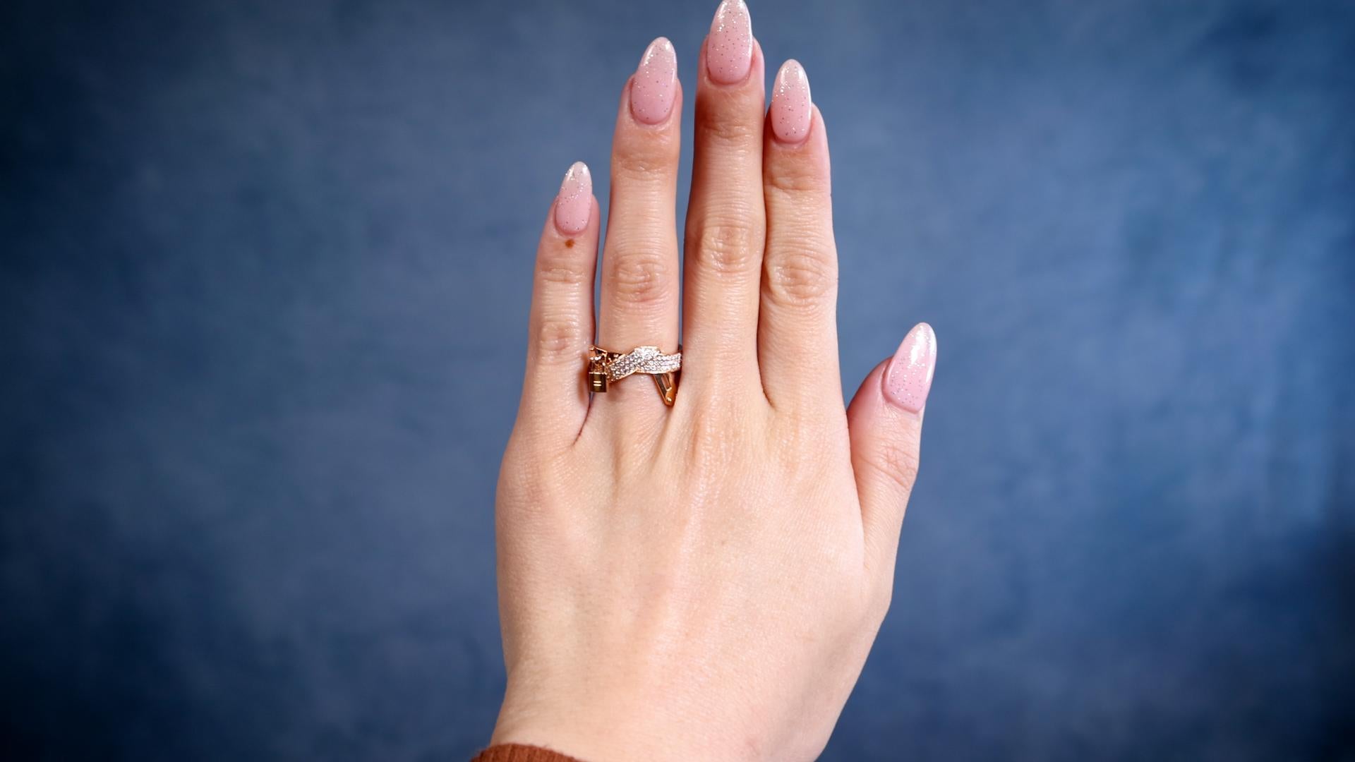 Ein Hermes Kelly Gavroche Diamant 18k Rose Gold Ring. Mit 94 runden Diamanten im Brillantschliff mit einem Gesamtgewicht von 0,39 Karat, Farbe F-G, Reinheit VVS. Gefertigt aus 18 Karat Roségold, signiert Hermes, Seriennummer 22AP177740, mit