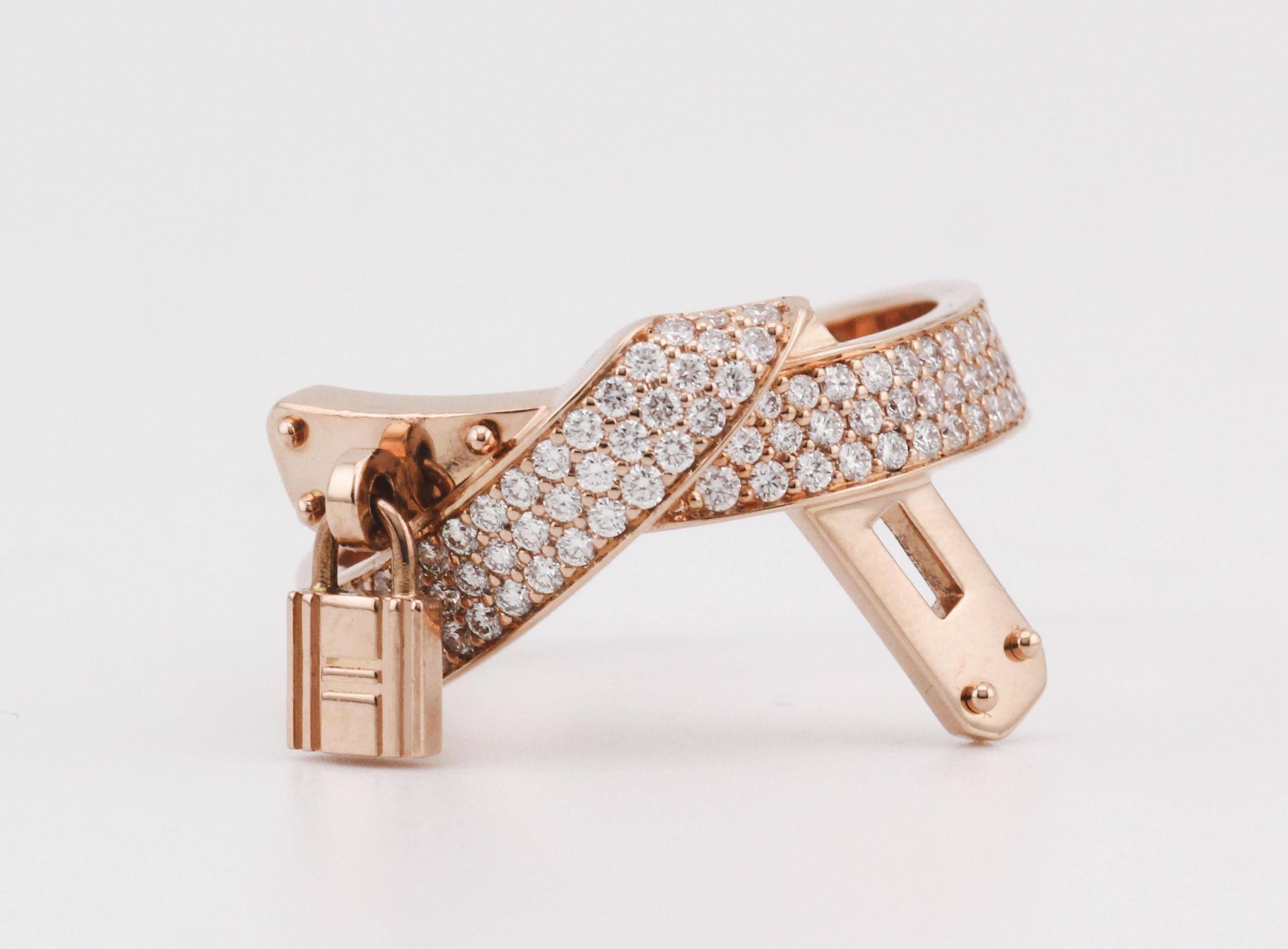 Inspiriert von der ikonischen Eleganz der Hermès Kelly Tasche, interpretiert der Kelly Gavroche Ring eines der bekanntesten Motive der Maison Maison mit raffiniertem Glanz neu. Dieser aus warmem, luxuriösem 18-karätigem Roségold gefertigte Ring ist