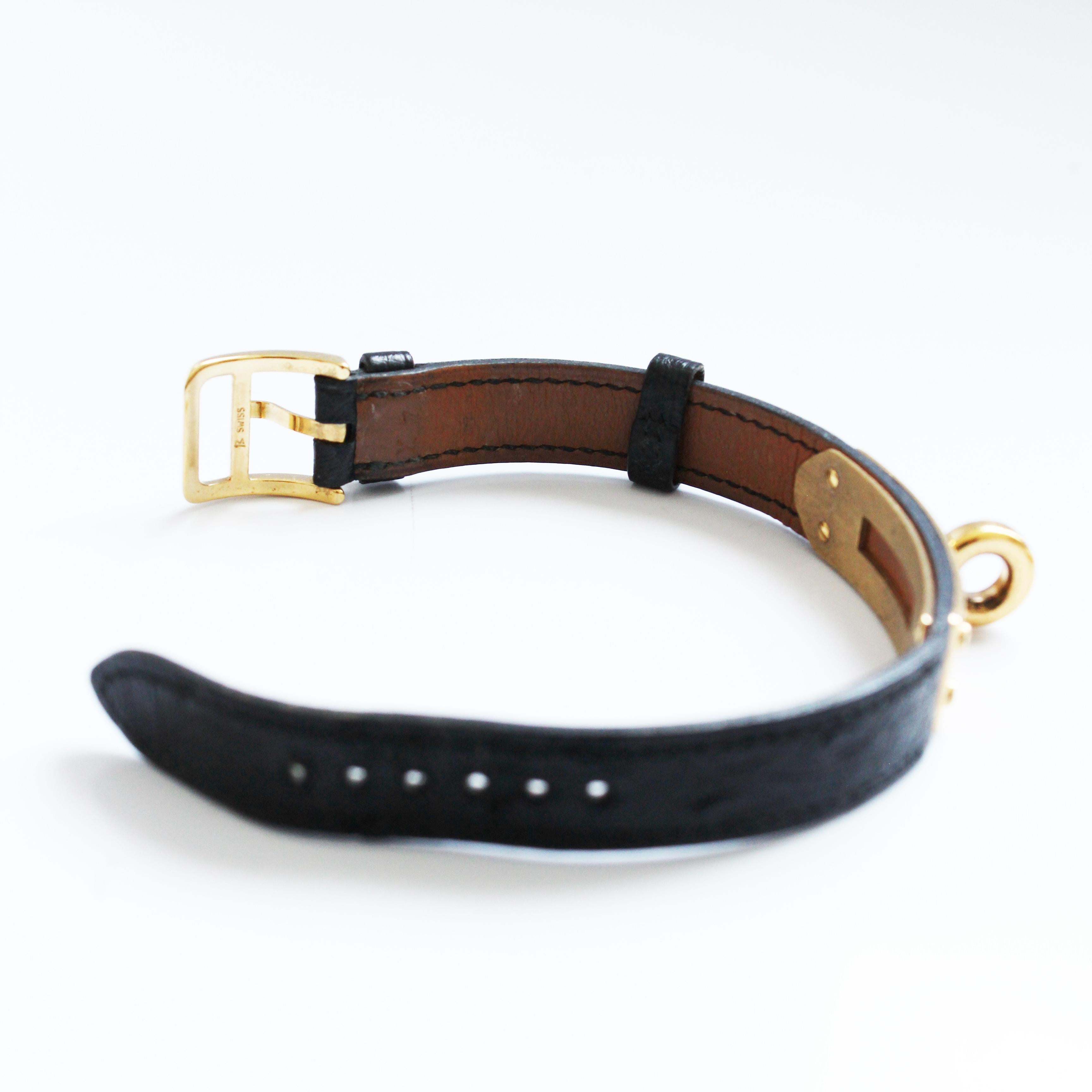 Contemporain Montre Hermes Kelly Cadena Lock en or avec bracelet en cuir Mysore Chèvre noir 1990 en vente