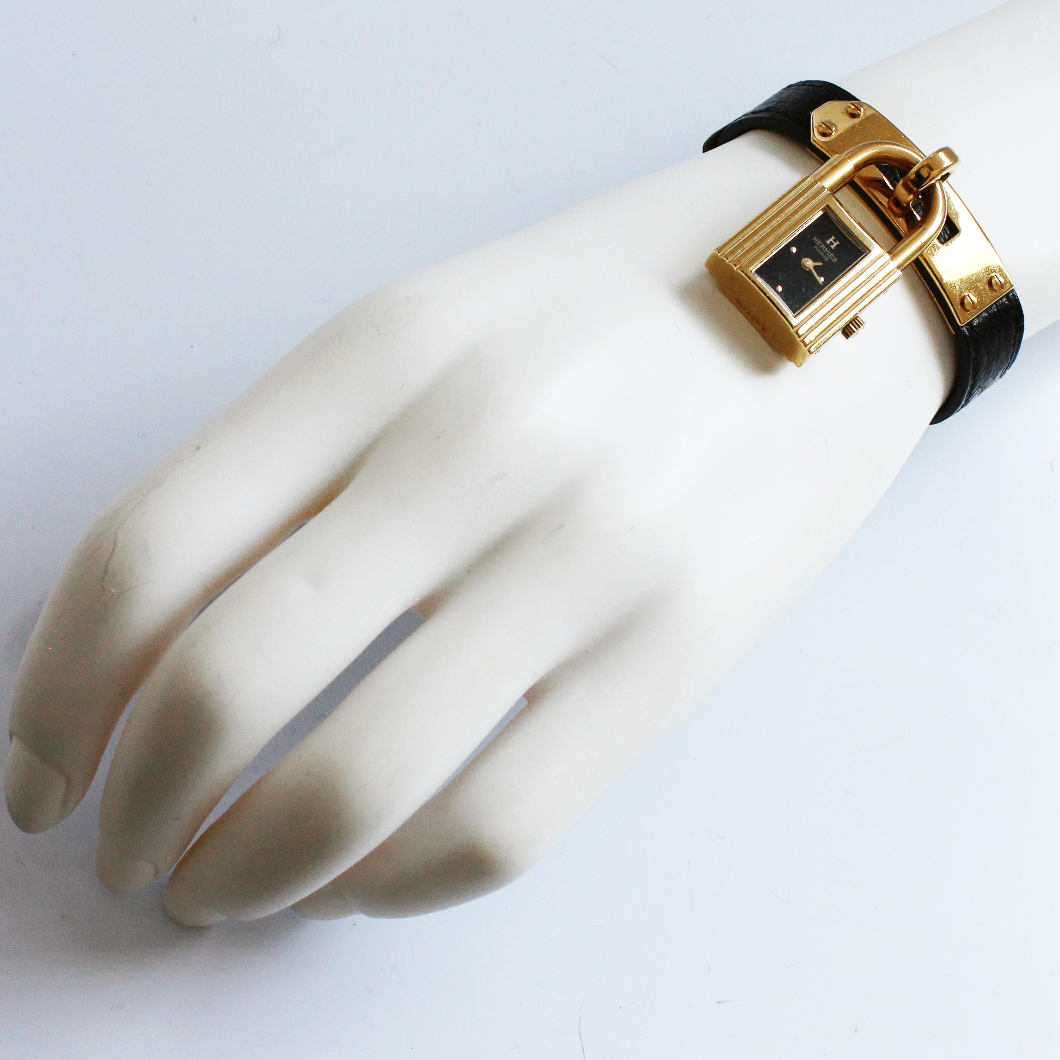 Montre Hermes Kelly Cadena Lock en or avec bracelet en cuir Mysore Chèvre noir 1990 en vente 2