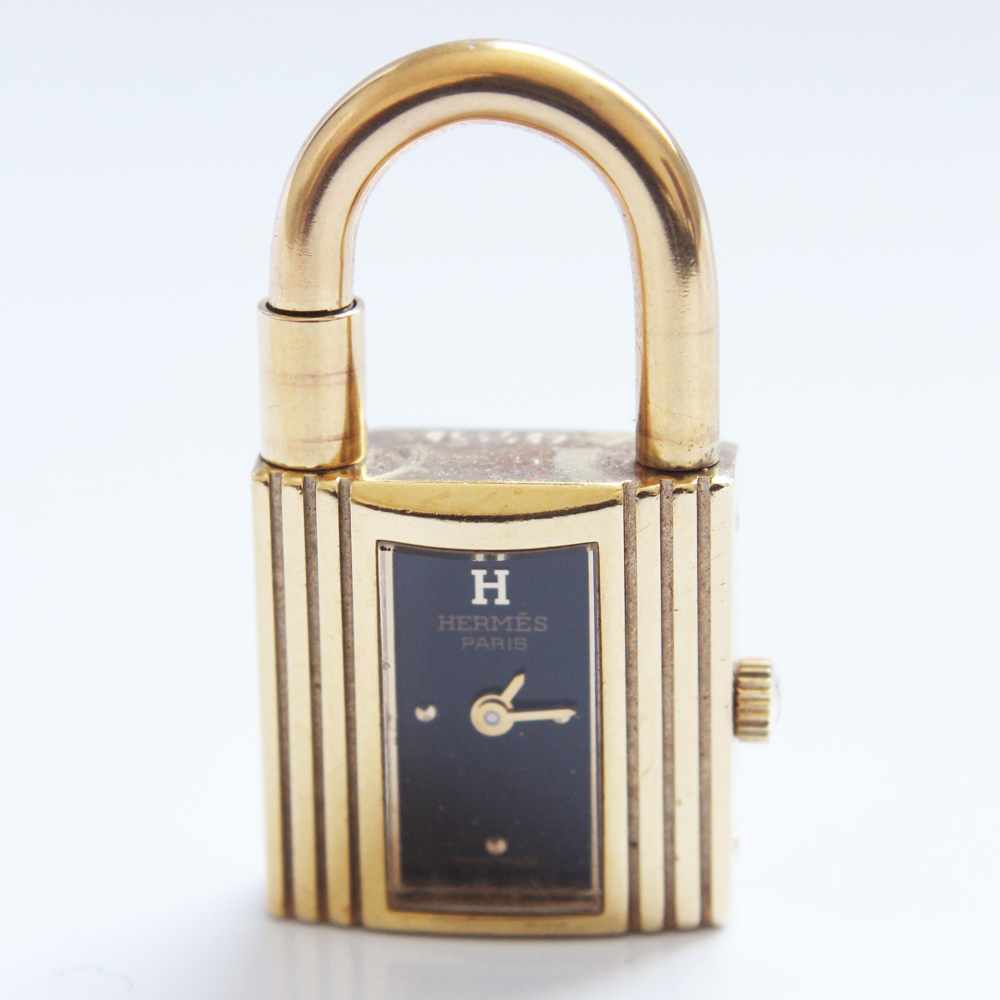 Montre Hermes Kelly Cadena Lock en or avec bracelet en cuir Mysore Chèvre noir 1990 en vente 4