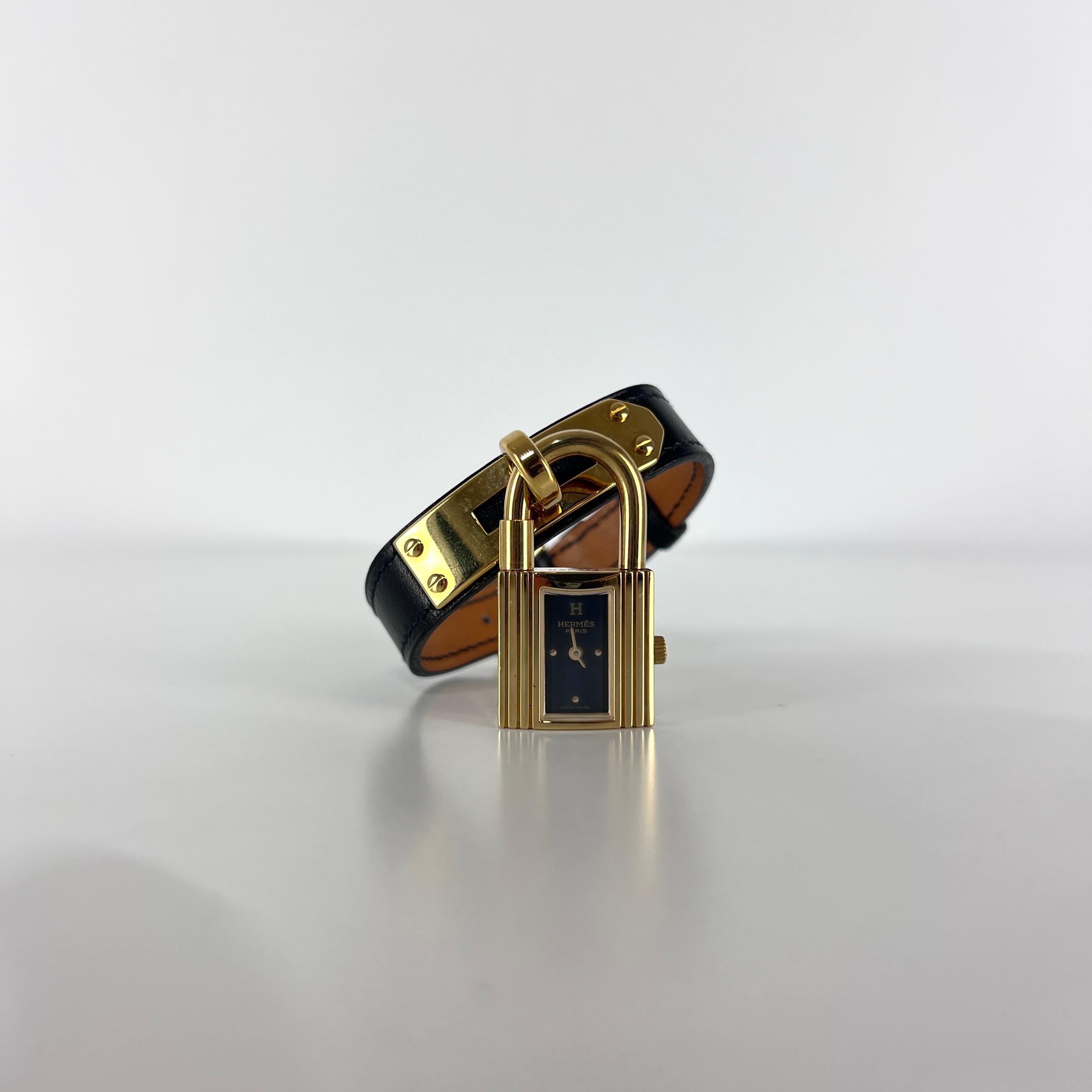 Orologio Hermès Kelly placcato oro con cinturino in pelle nera in vendita 6