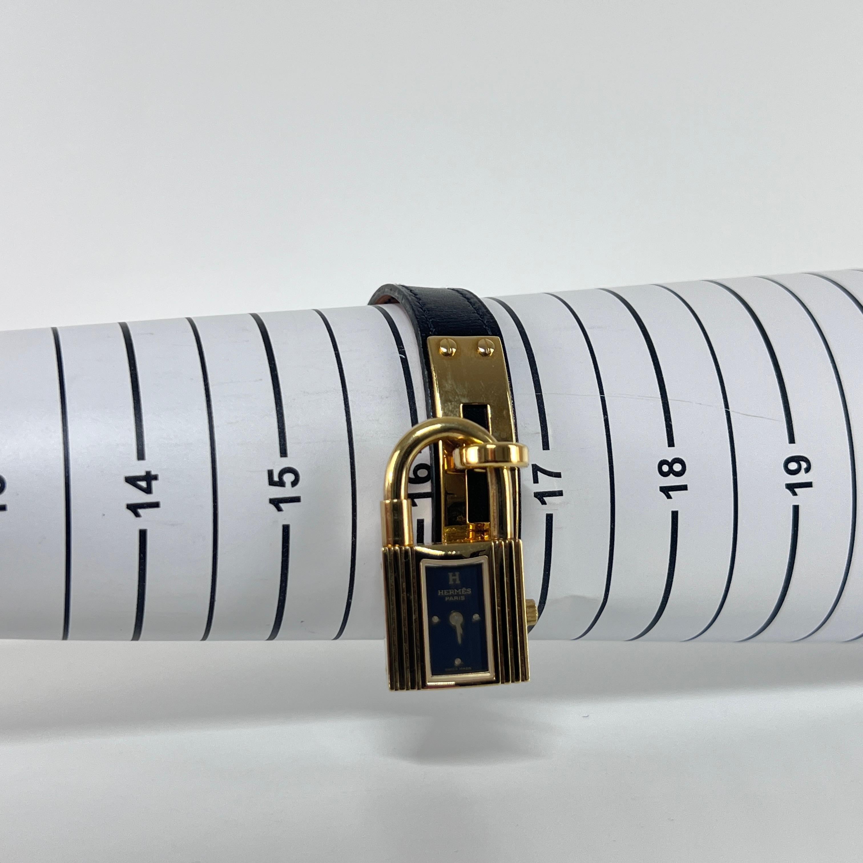 Orologio Hermès Kelly placcato oro con cinturino in pelle nera In condizioni ottime in vendita a SAINT-OUEN-SUR-SEINE, FR
