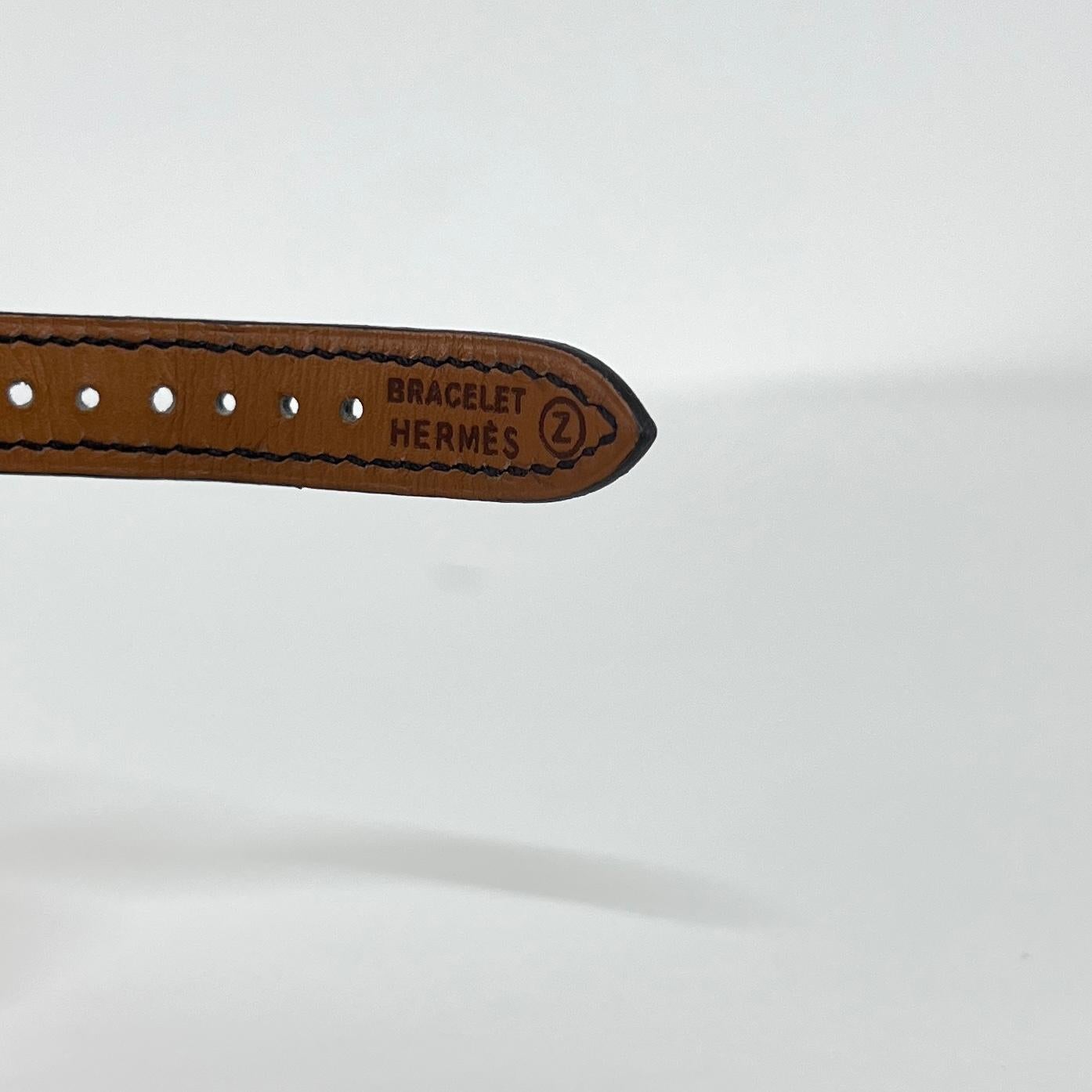 Orologio Hermès Kelly placcato oro con cinturino in pelle nera in vendita 2