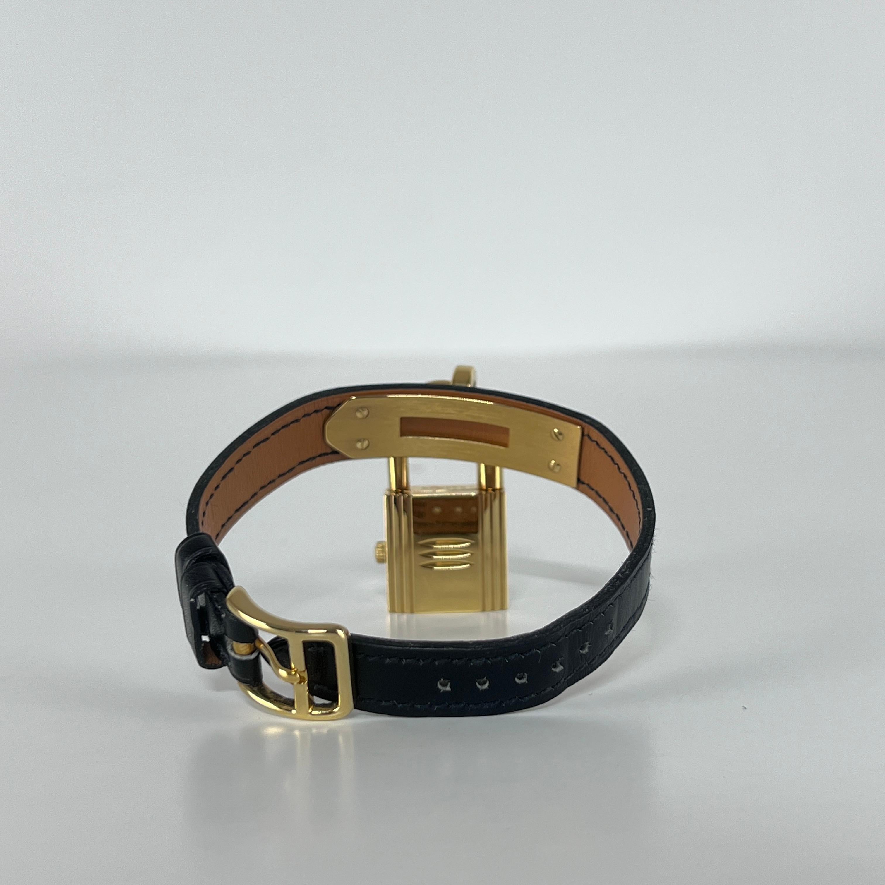 Orologio Hermès Kelly placcato oro con cinturino in pelle nera in vendita 3