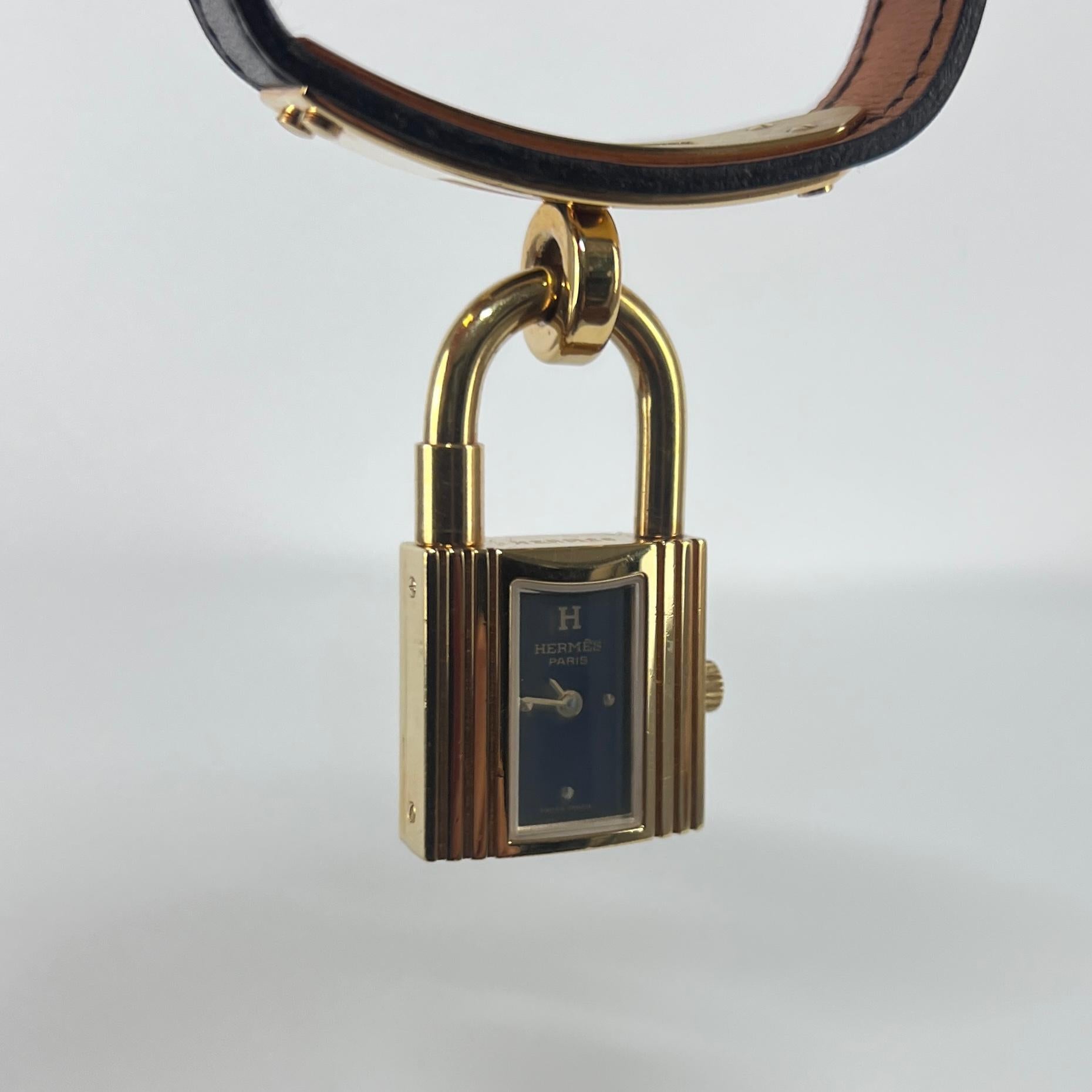 Orologio Hermès Kelly placcato oro con cinturino in pelle nera in vendita 5